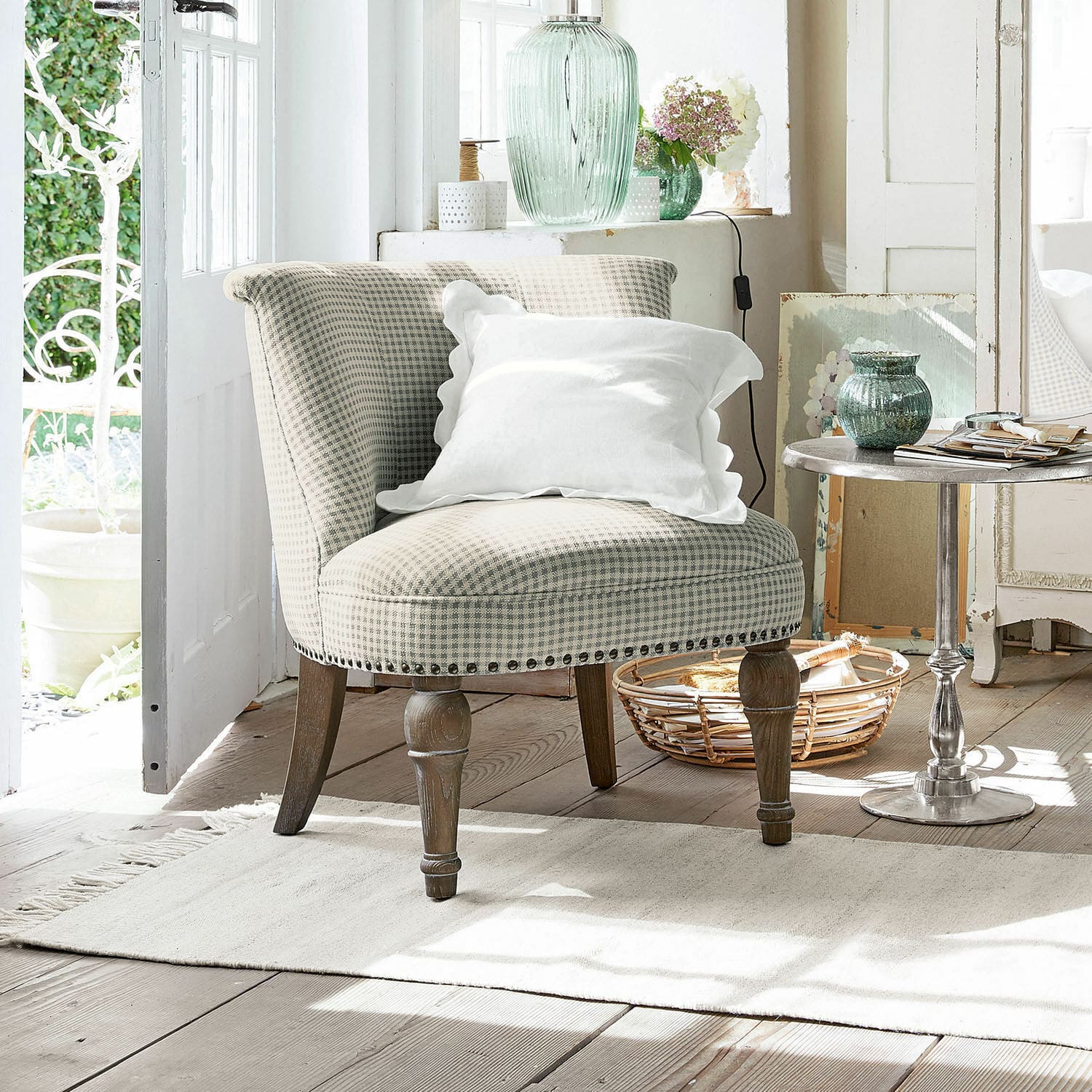 Fauteuil Francet Beige geruite fauteuil met houten poten en wit kussen in lichte, gezellige kamer