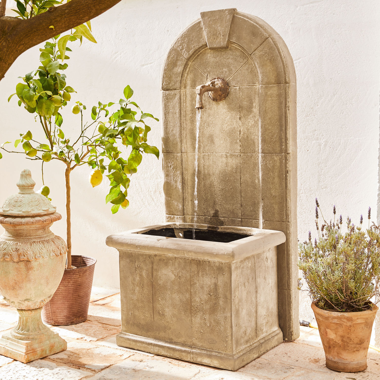 Muurbron Ginette Decoratieve tuinfontein van beige steen met metalen kraan en stromend water