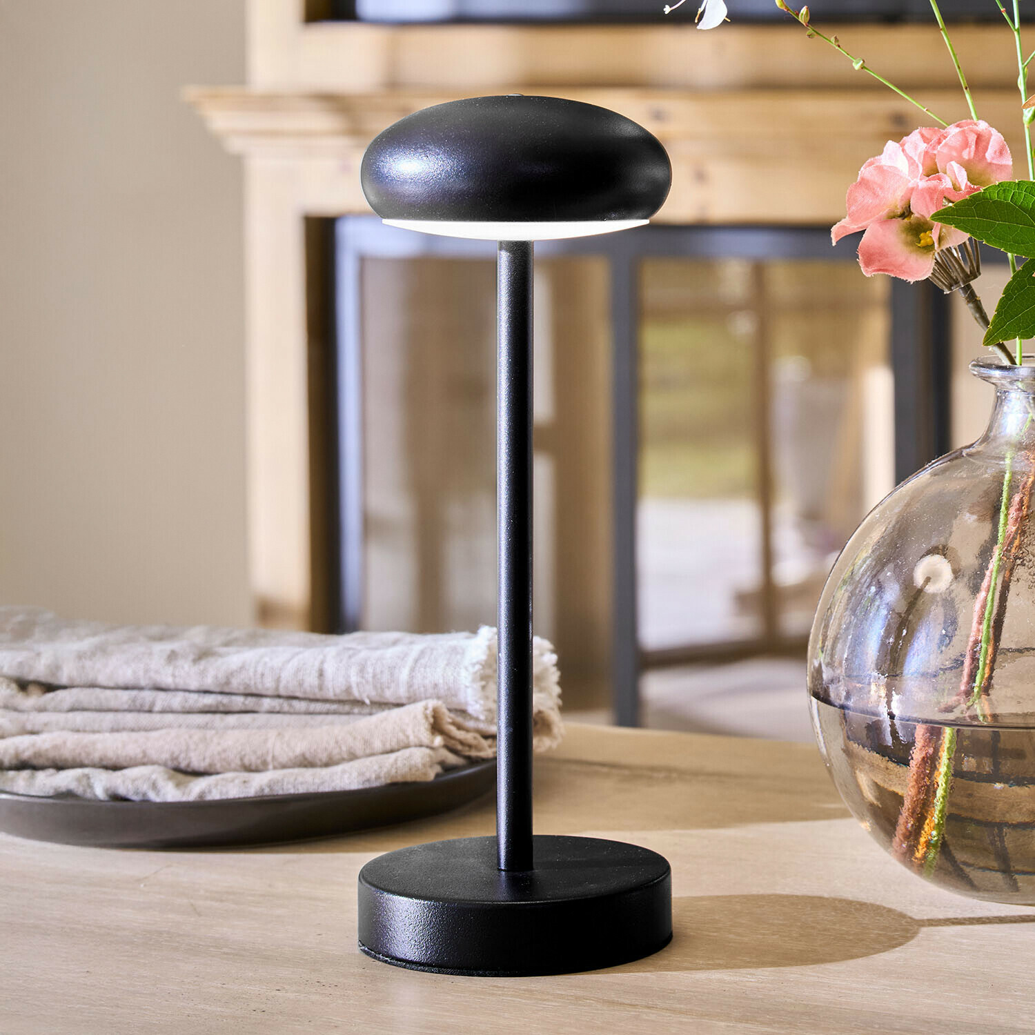 Moderne zwarte metalen tafellamp met minimalistisch design voor woonkamer of kantoor