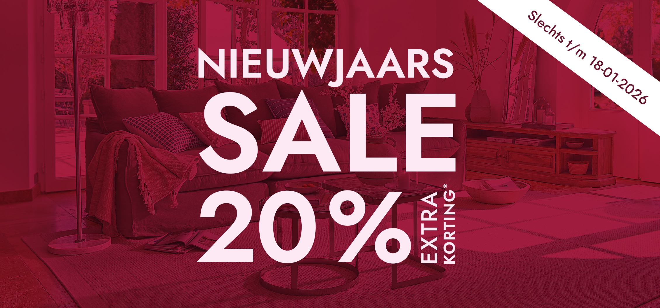 Woonkamer met bank, salontafels en houten dressoir in nieuwjaarsuitverkoop 20% korting op meubels