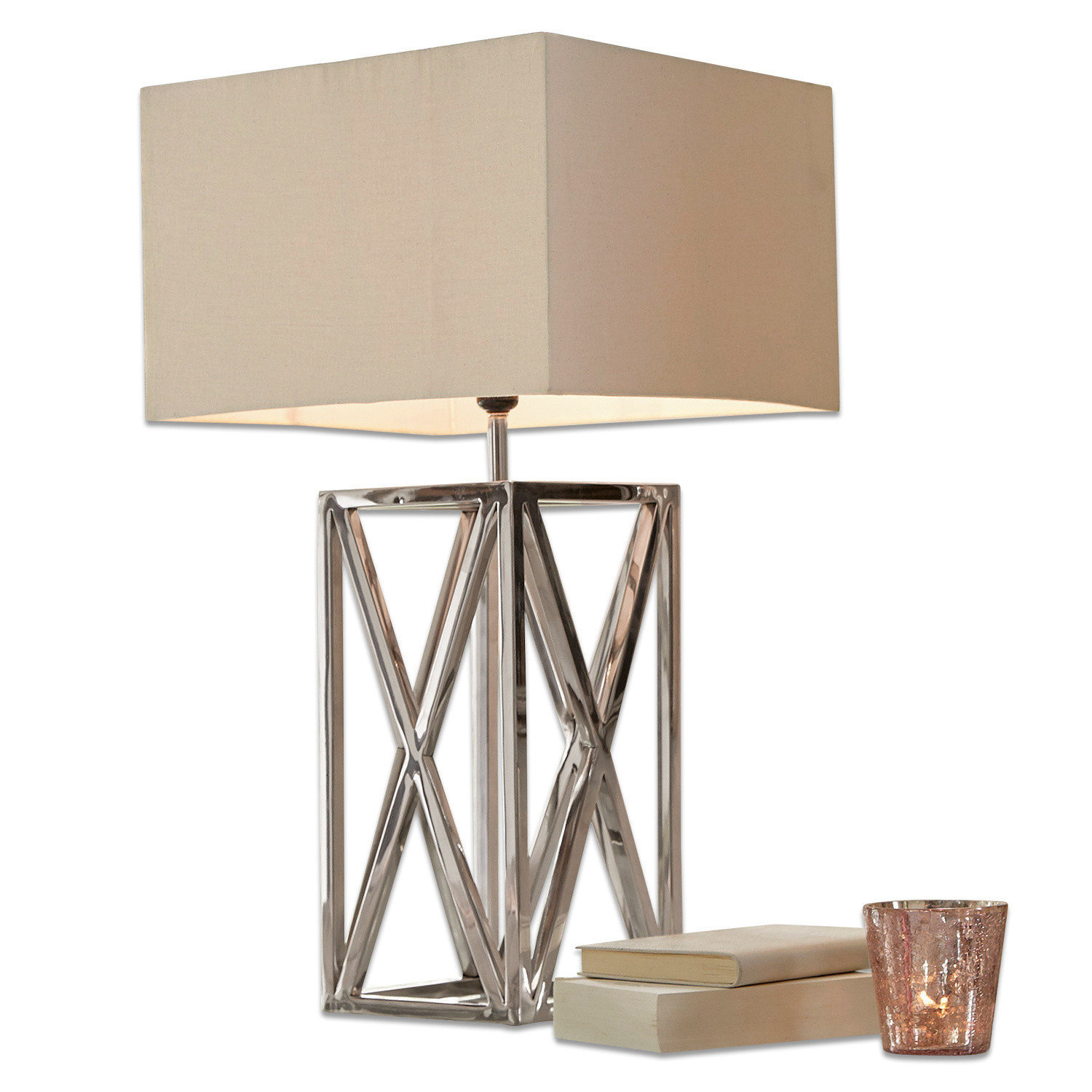 Moderne tafellamp met metalen voet en beige kap, sfeerverlichting en interieurdecoratie