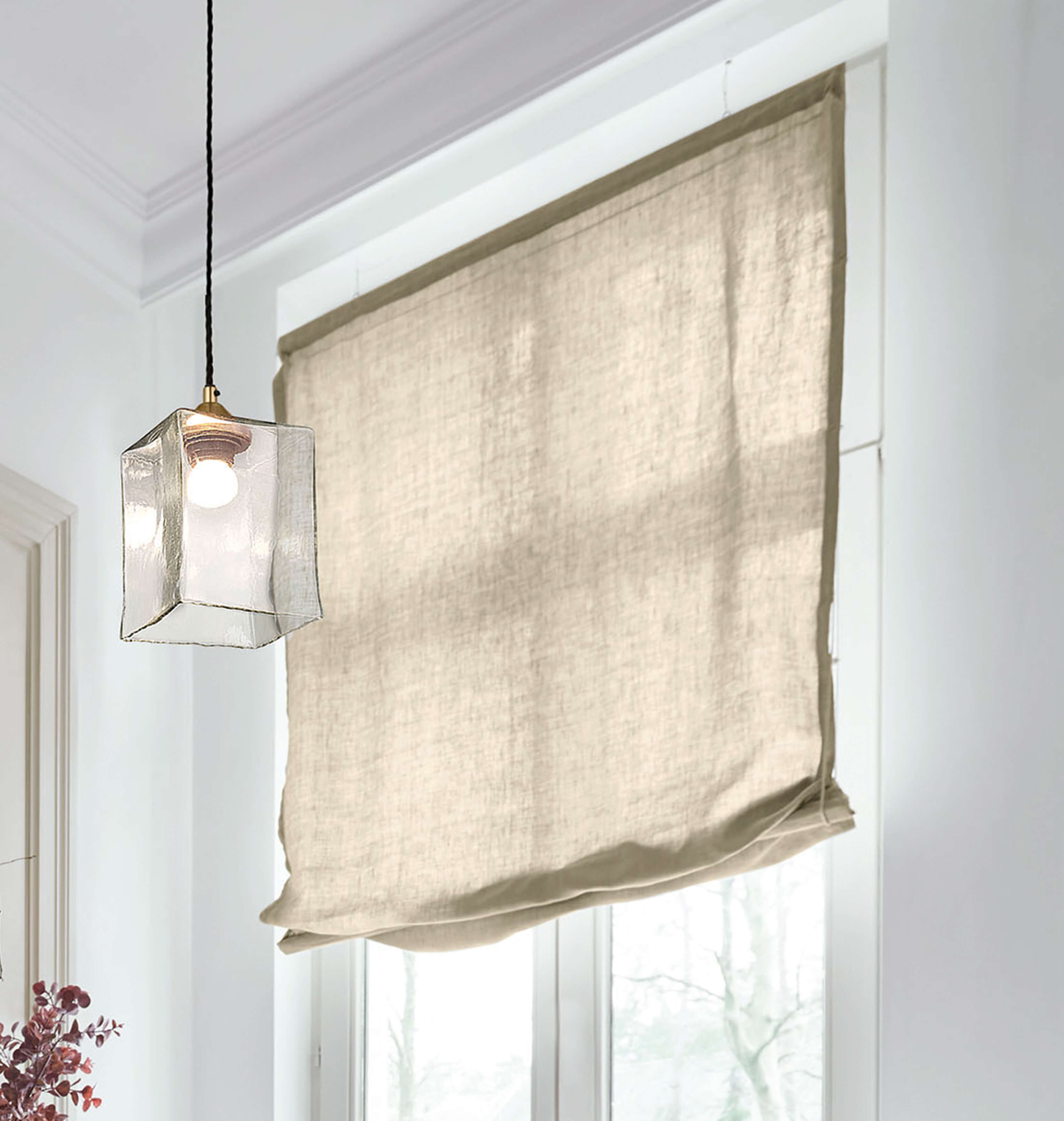 Beige linnen rolgordijn in lichte kamer met transparante glazen hanglamp