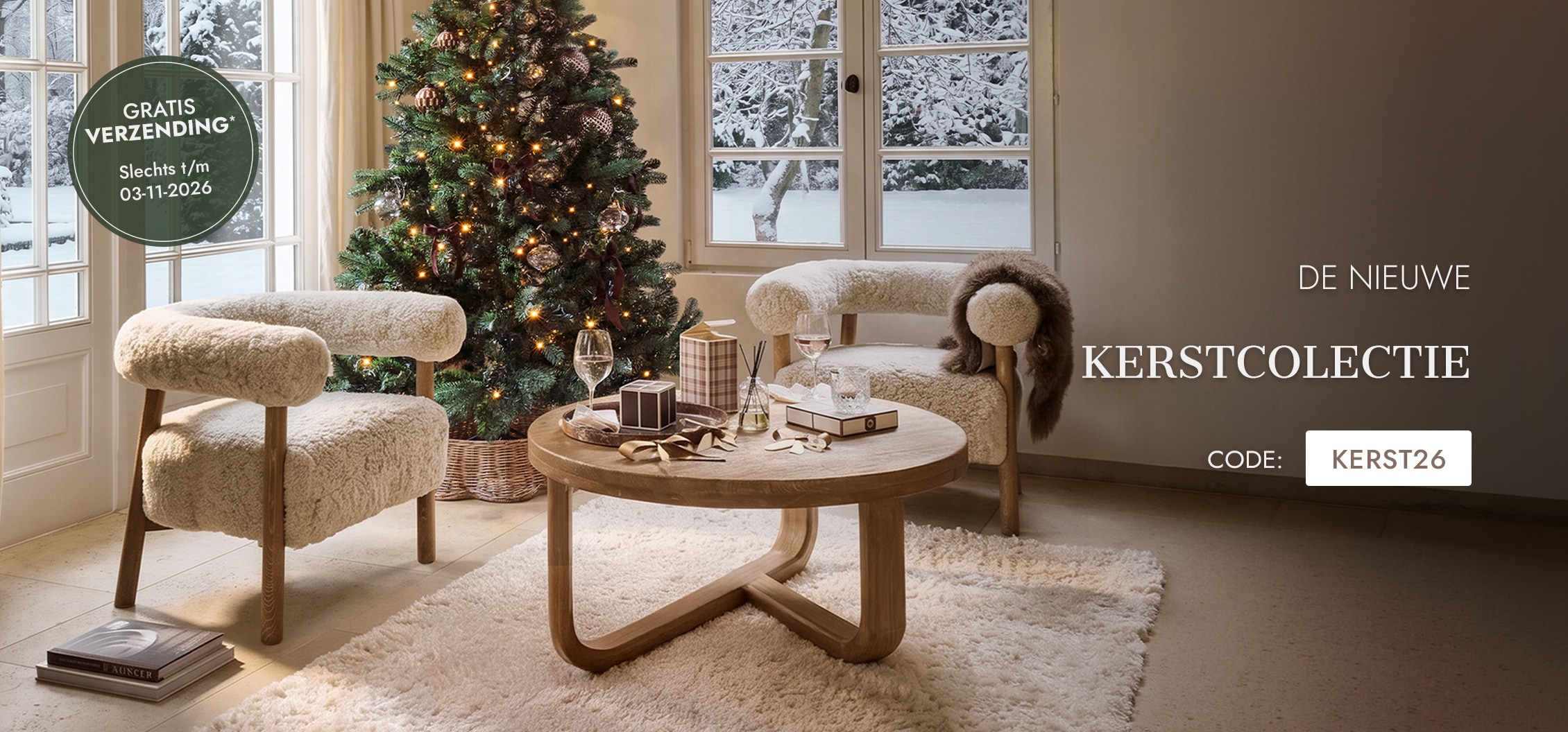Gezellige woonkamer met wit tapijt, houten tafel, lichte bontstoelen en versierde kerstboom