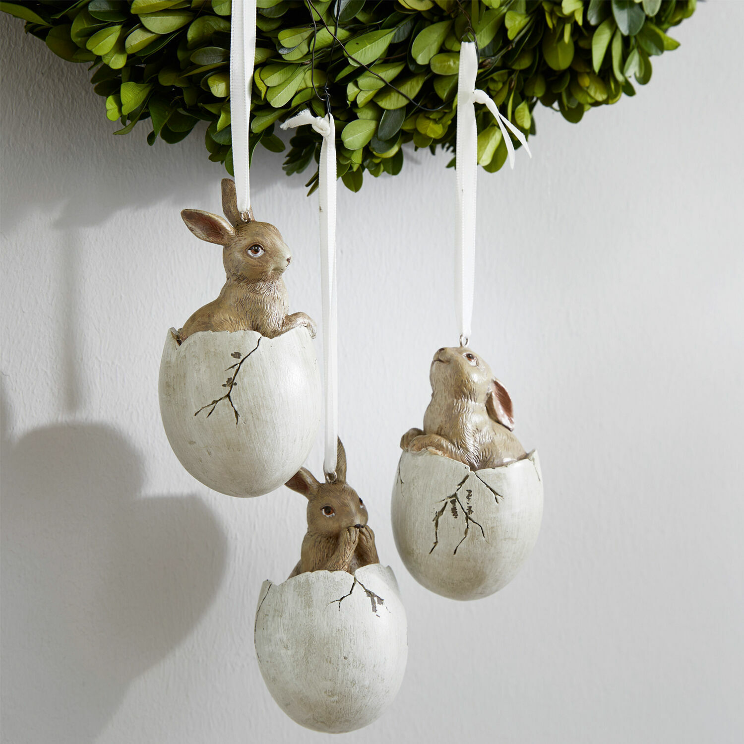 Hanger set van 3 Marlin Hangende decoraties met konijnen in witte eierschalen, paasversiering