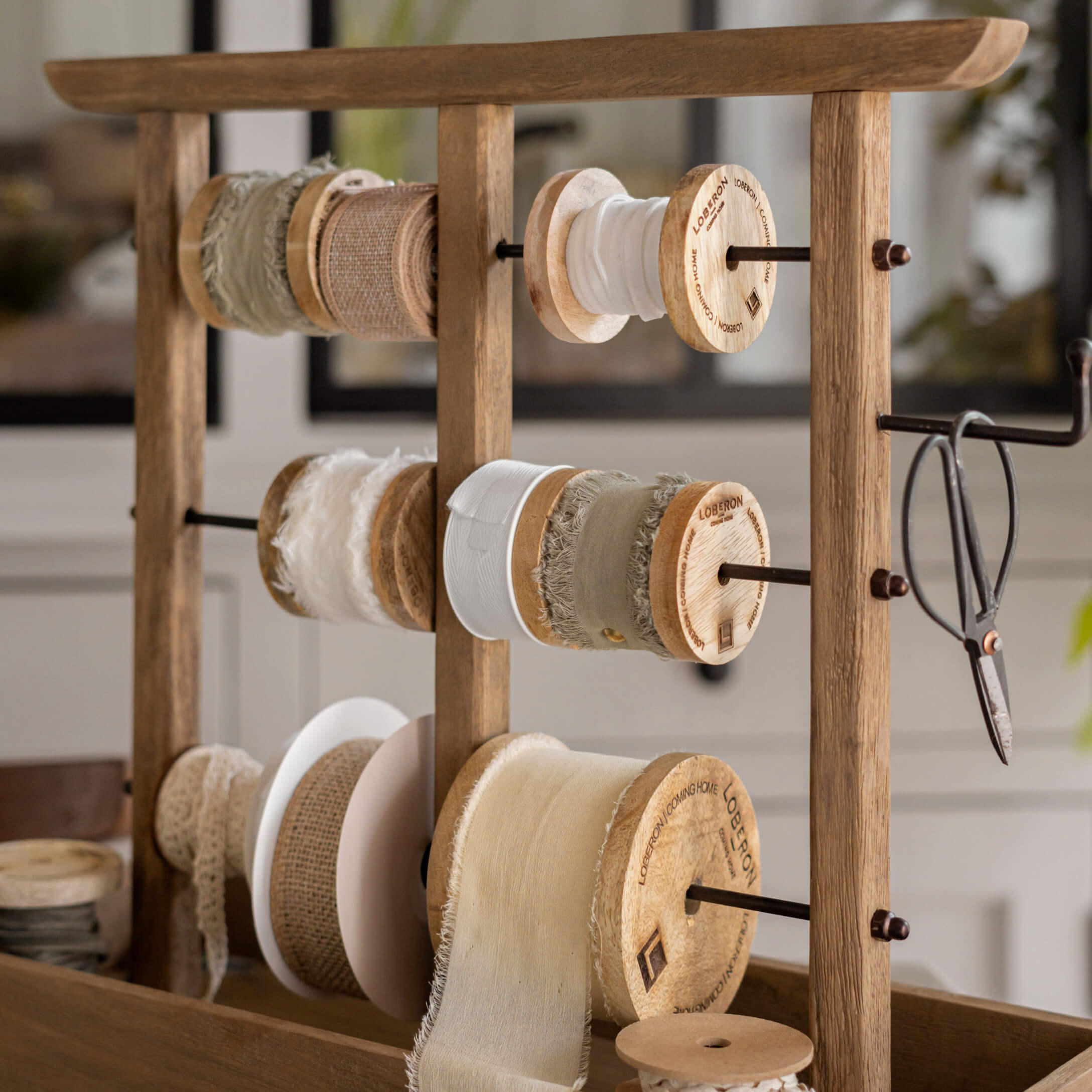 Houten standaard met spoelen natuurlijke linten in beige en wit voor decoratie en knutselen