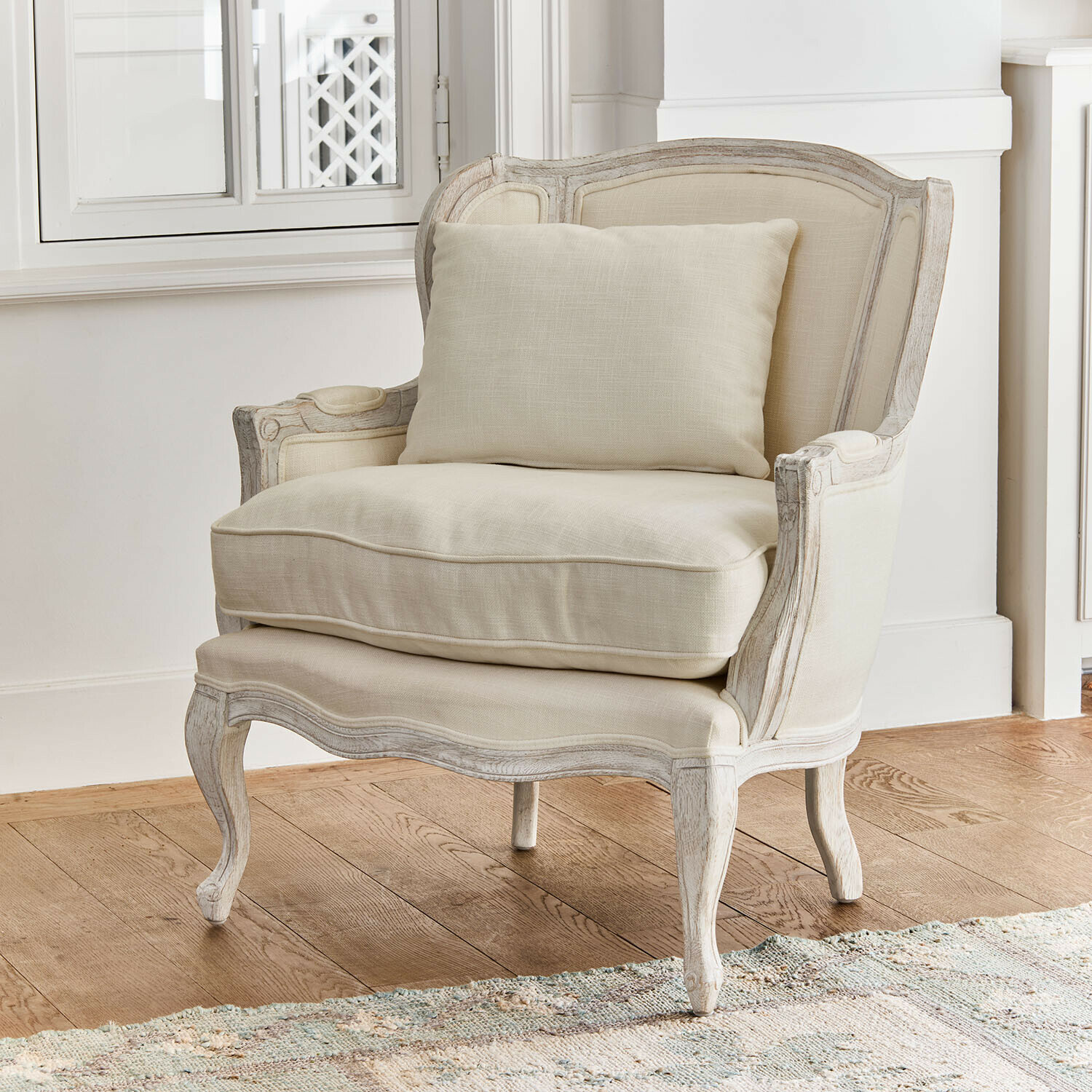 Fauteuil Kingswinford Klassieke stoel van licht hout met crèmekleurige stof, comfortabele zitplaats voor woonkamer