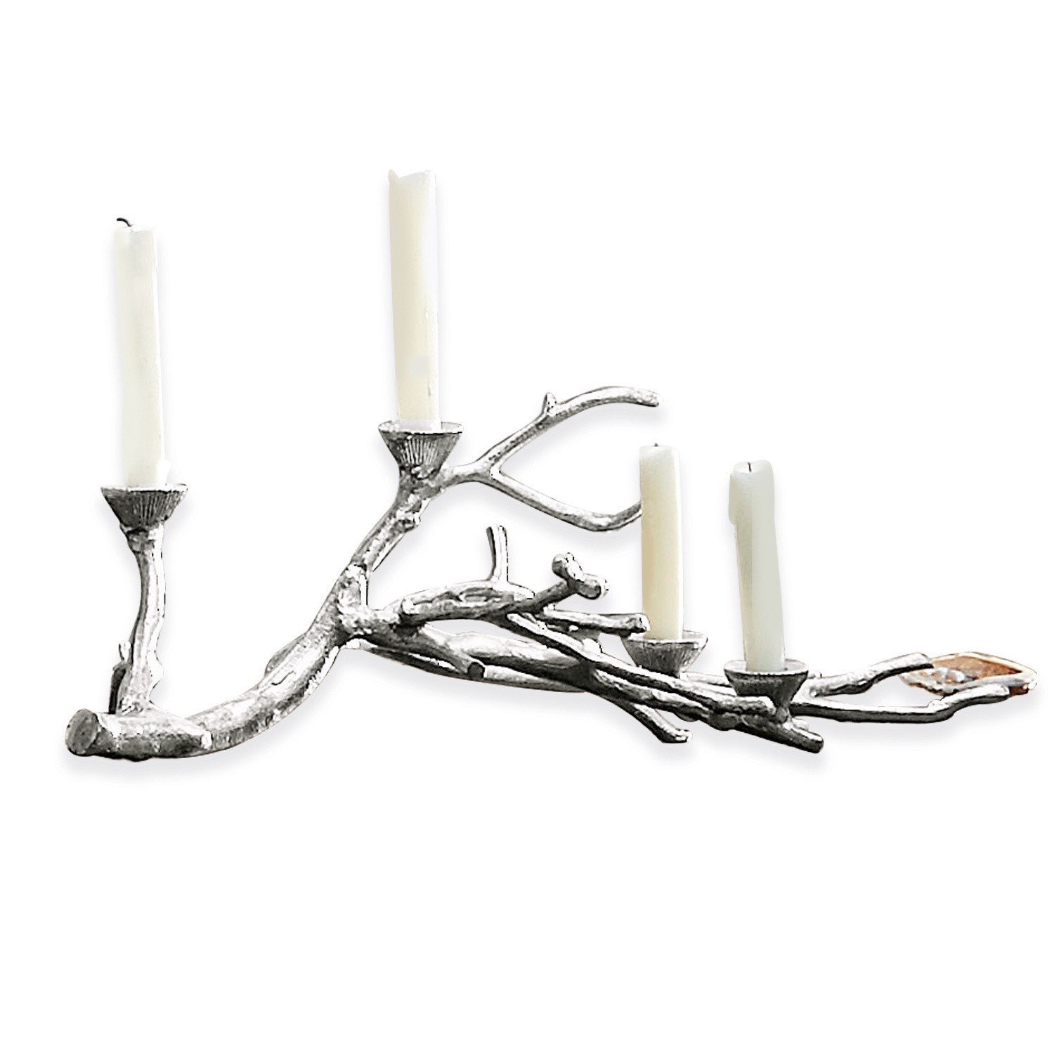 Metalen kandelaar in takvorm met vier witte kaarsen, stijlvolle tafeldecoratie