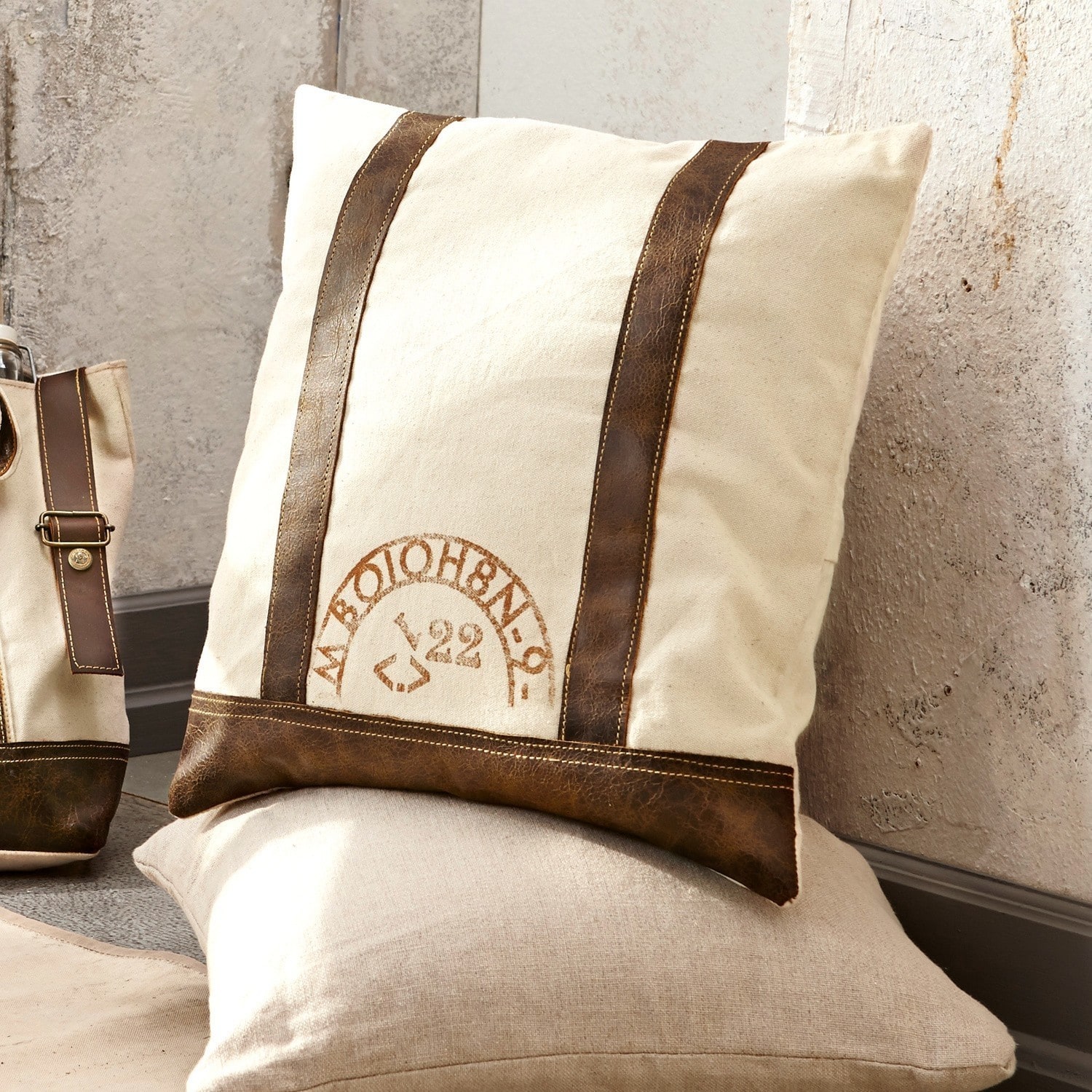 Kussen Kacper Beige sierkussen met bruine leren banden en vintage print voor woondecoratie