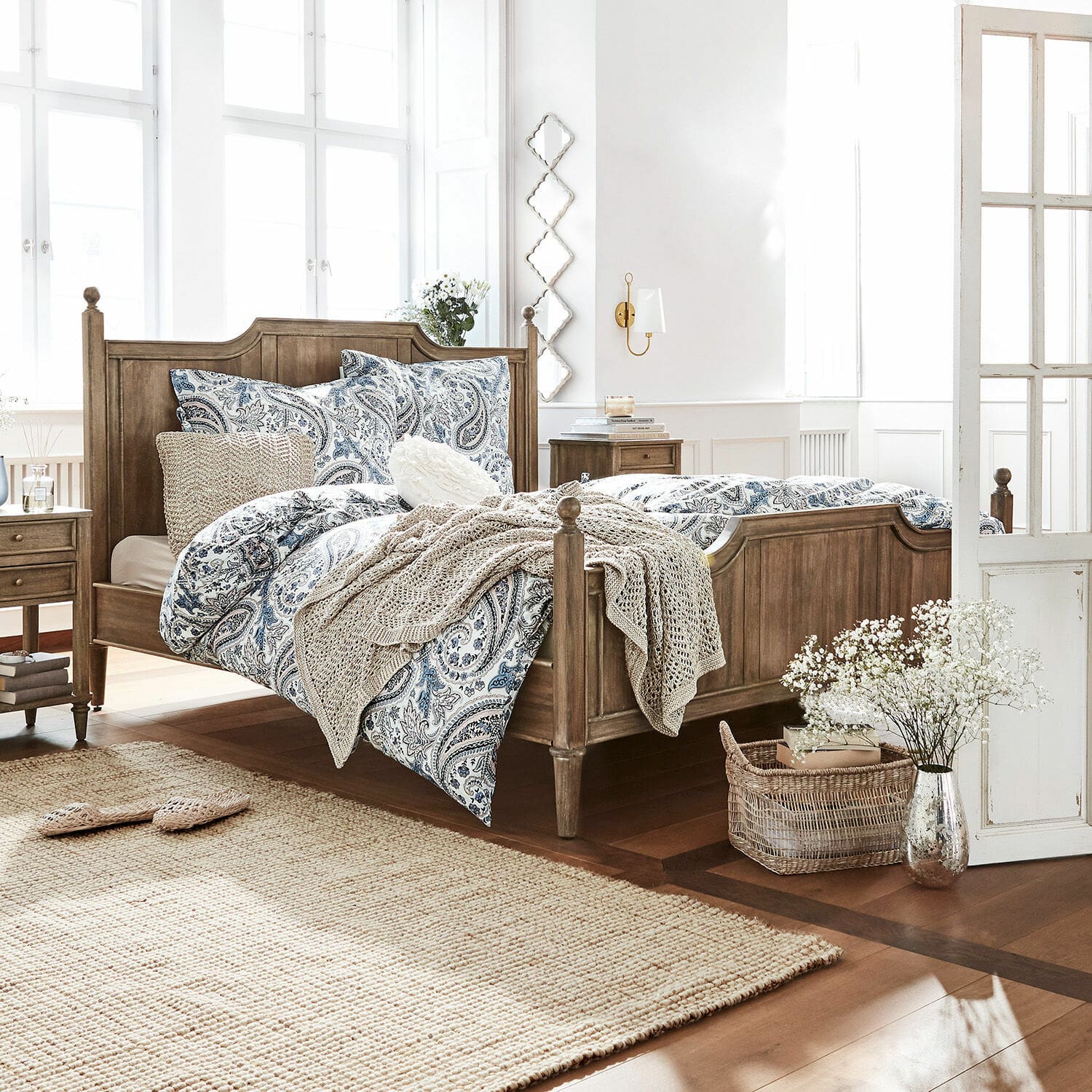 Bed Lubbock Slaapkamer met houten bed en blauw-wit paisley beddengoed, natuurlijke vloerkleed en decoratie