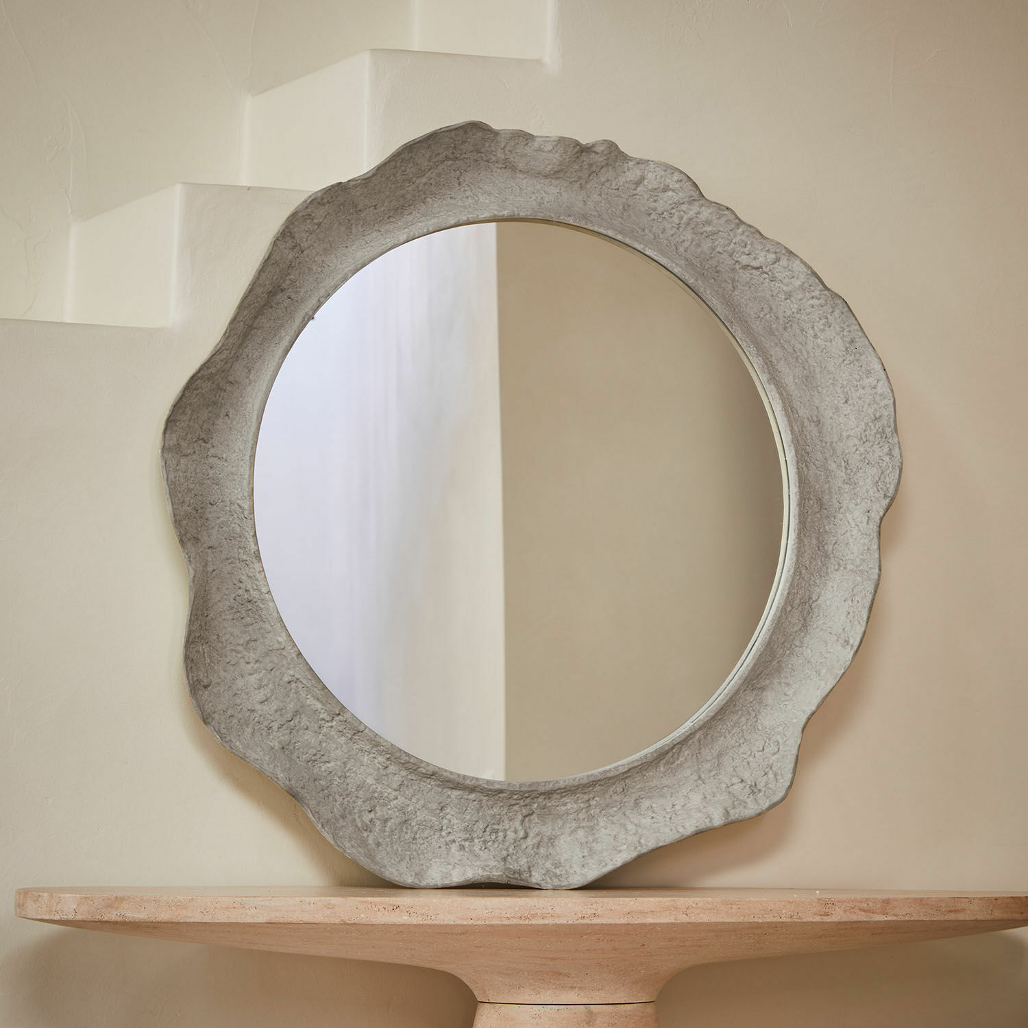 Spiegel Orivelle Ronde spiegel met onregelmatig gevormde lijst van grijs beton, moderne woondecoratie
