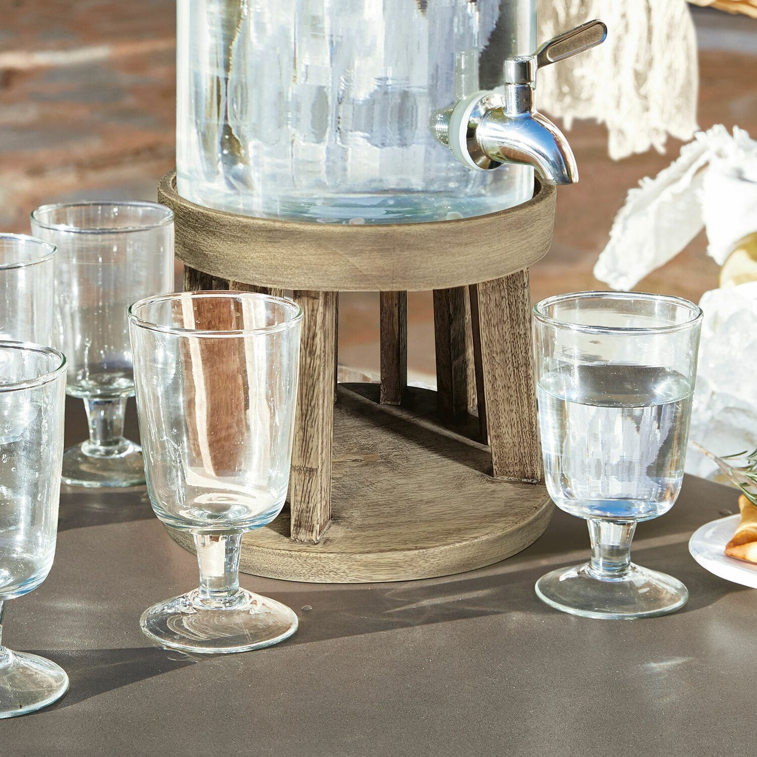 Sokkel Gabela Glazen waterdispenser op houten standaard met kraan en doorzichtige glazen
