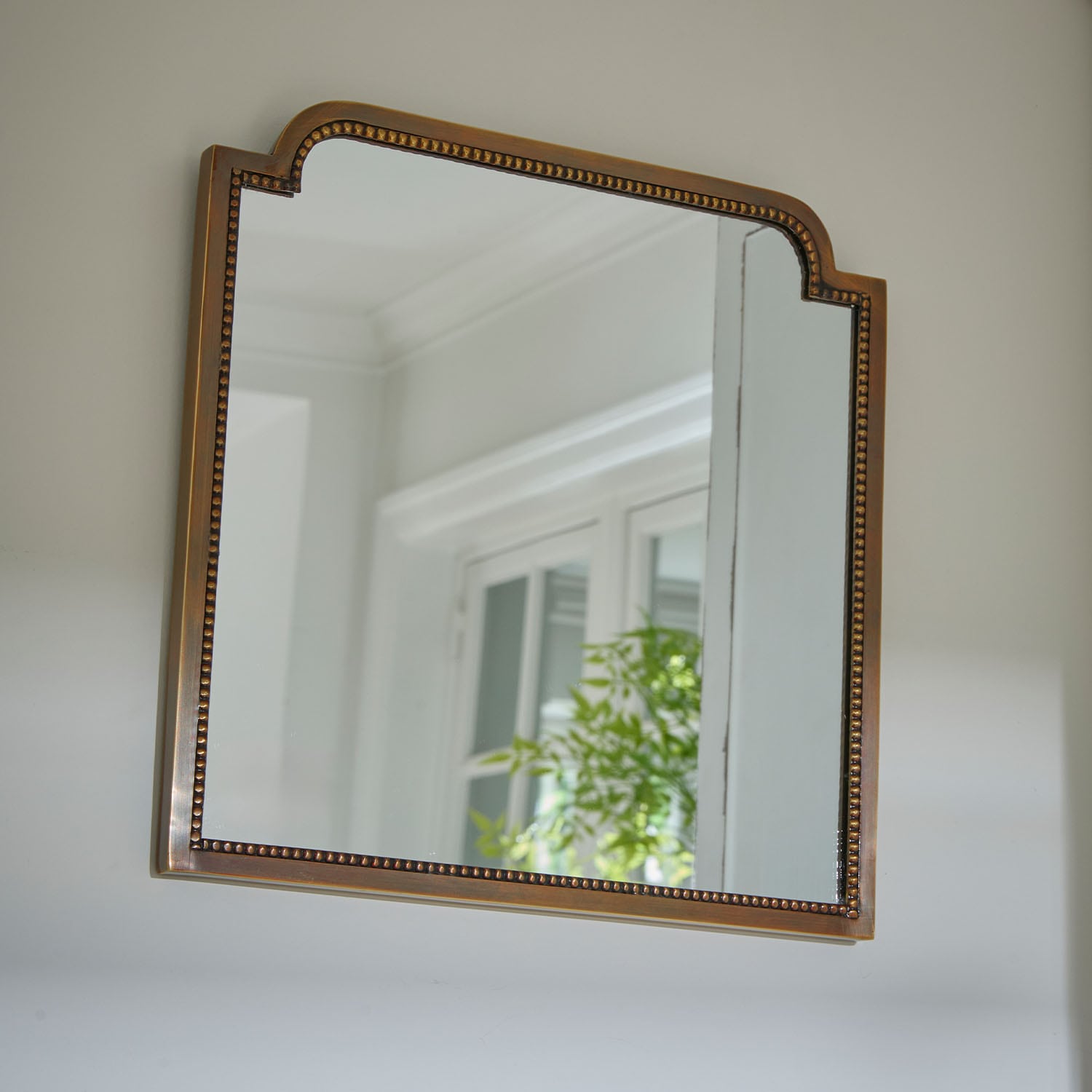 Wandspiegel met messingkleurige lijst en decoratief patroon voor stijlvolle inrichting