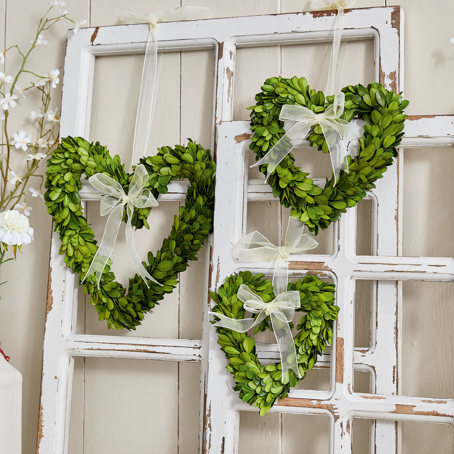 Hanger set van 3 Venia Groene hartkransen van bladeren met witte strikken aan een witte verweerde decoratieve lijst