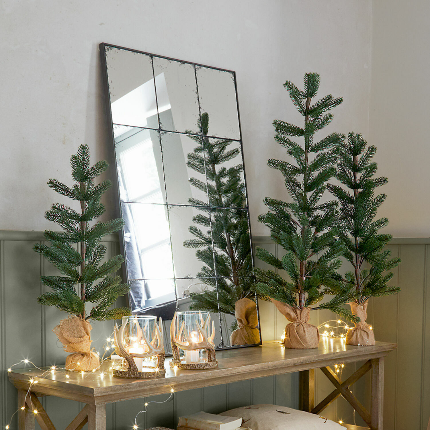 Sierboom set van 3 Merpins Decoratieve kunstkerstbomen in jute zakken op houten tafel met LED-lichtjes en spiegel