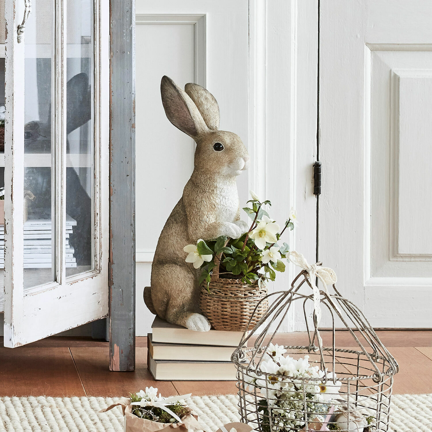 Haas met plantenmand Alais