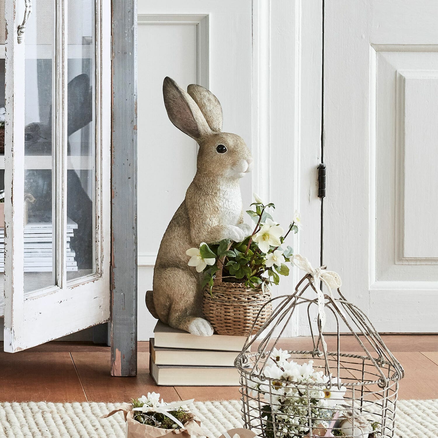 Haas met plantenmand Alais