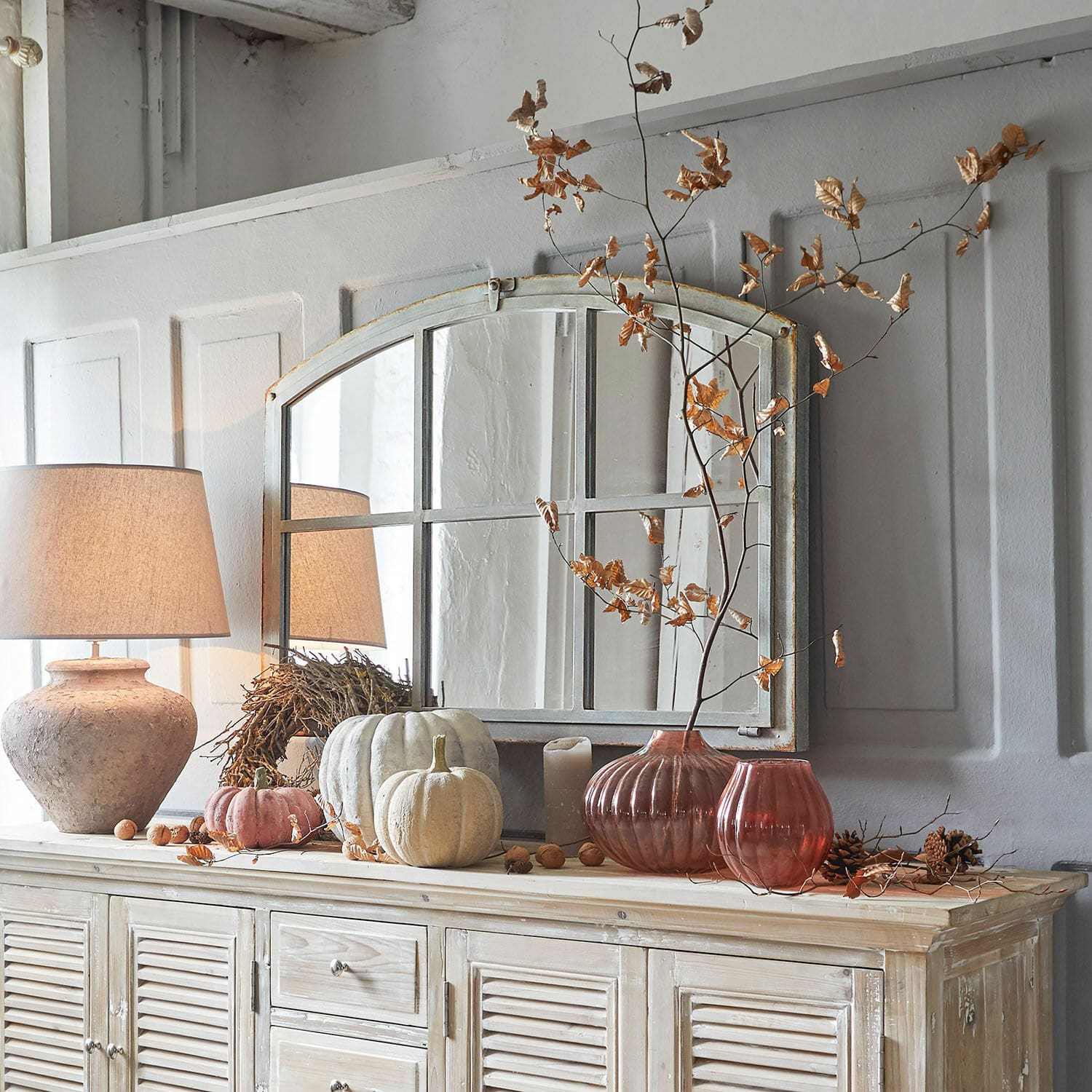Spiegel Bayaert Decoratieve kast met spiegel, lamp en herfstdecoraties in natuurlijke kleuren voor woonkamer