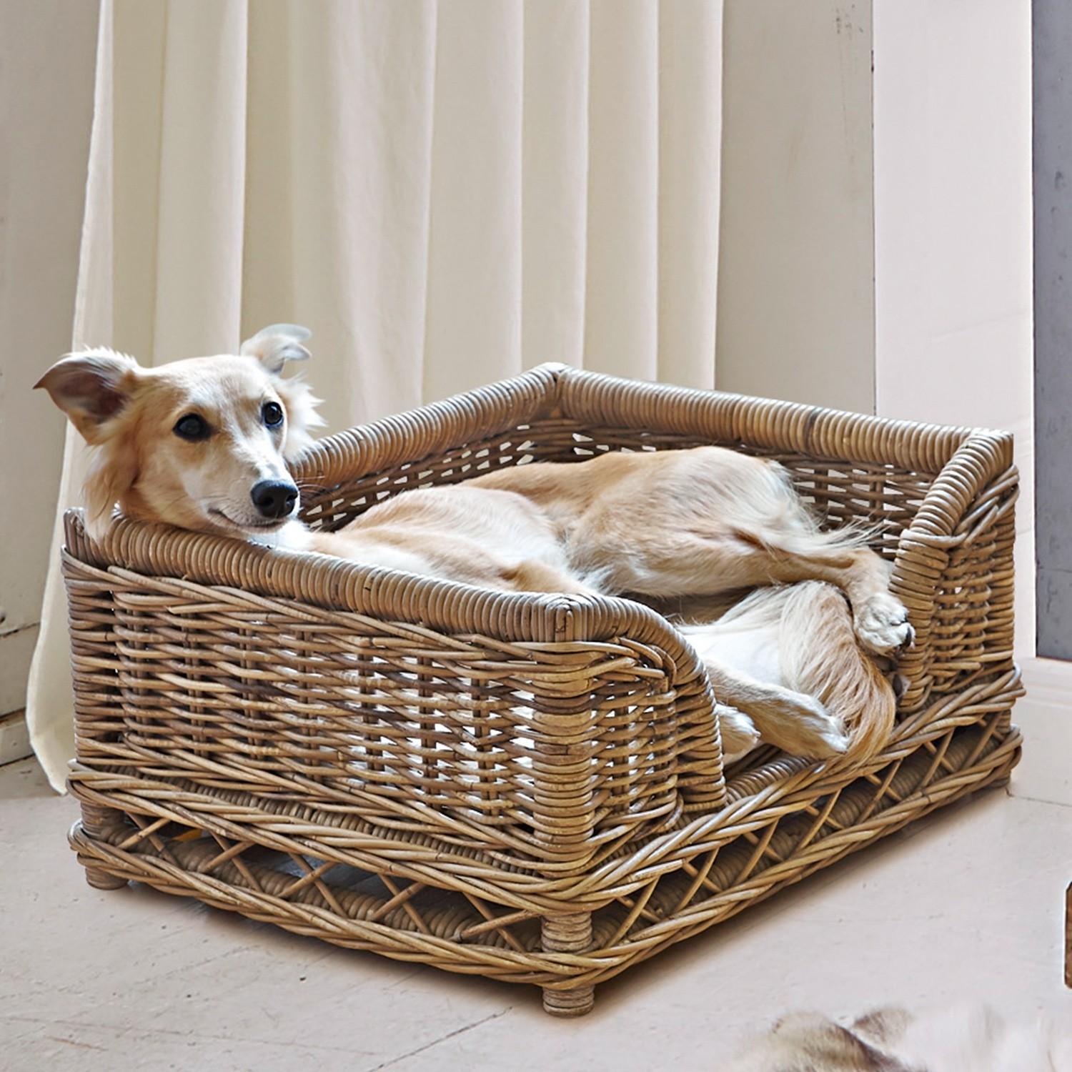 Natuurlijke lichtbruine rieten mand voor honden, comfortabel huisdierbed