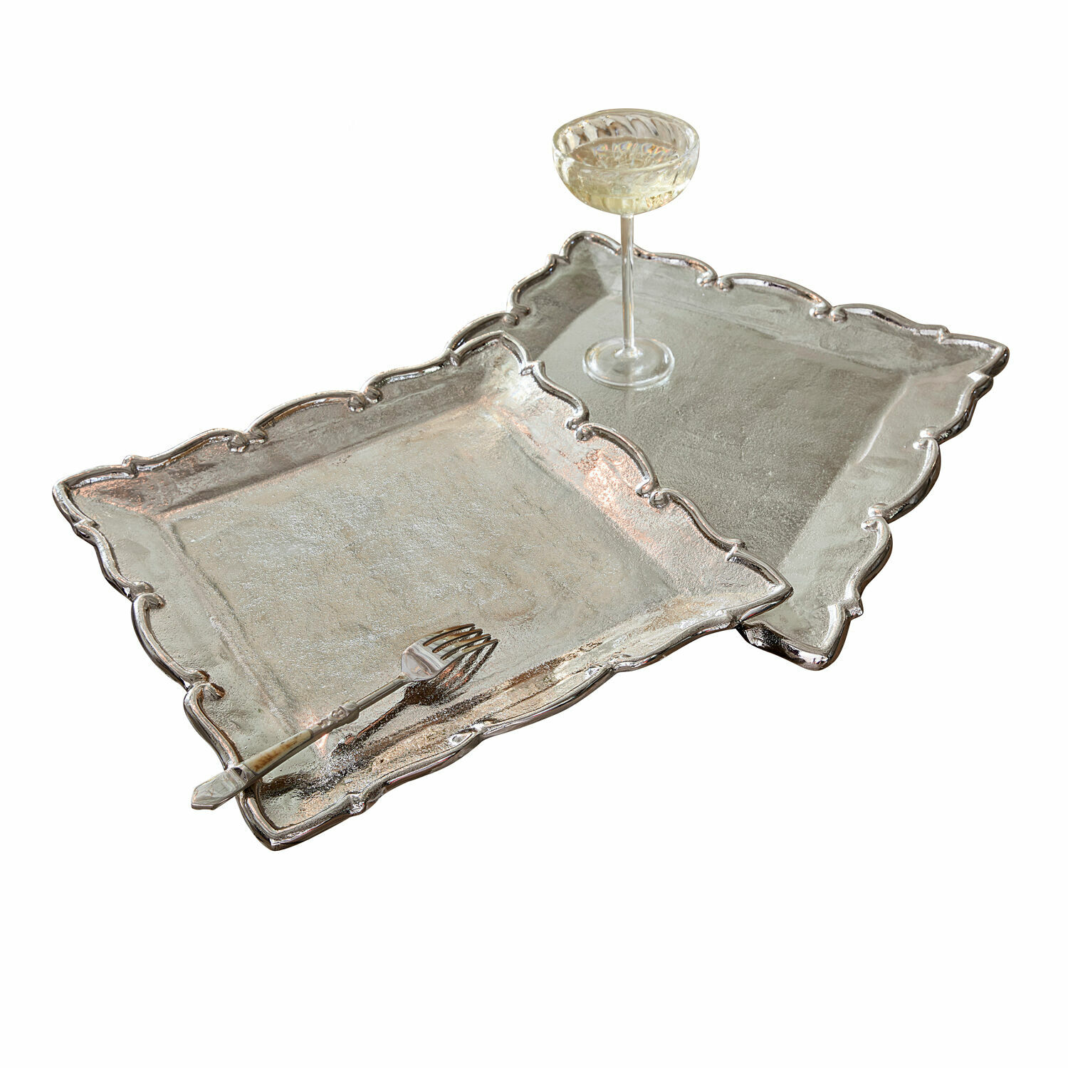 Dienblad set van 2 Trevor Twee zilverkleurige metalen dienbladen met decoratieve randen, met glas en vork erop