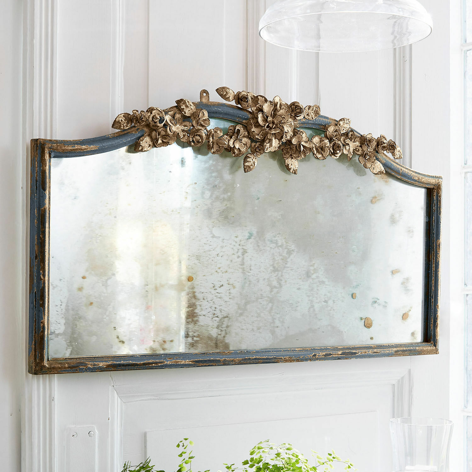 Spiegel Juliers Antieke wandspiegel met blauwe lijst en gouden bloemornamenten voor vintage interieurdecoratie