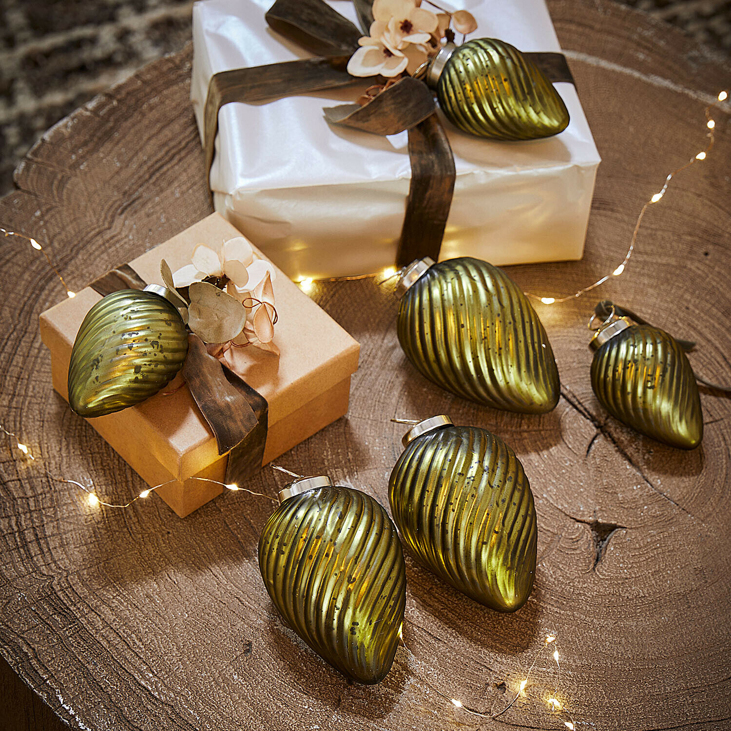 Kerstversiering set van 6 Salema Set groene glazen kerstversieringen op houten tafel met cadeaus en LED-lichtsnoer