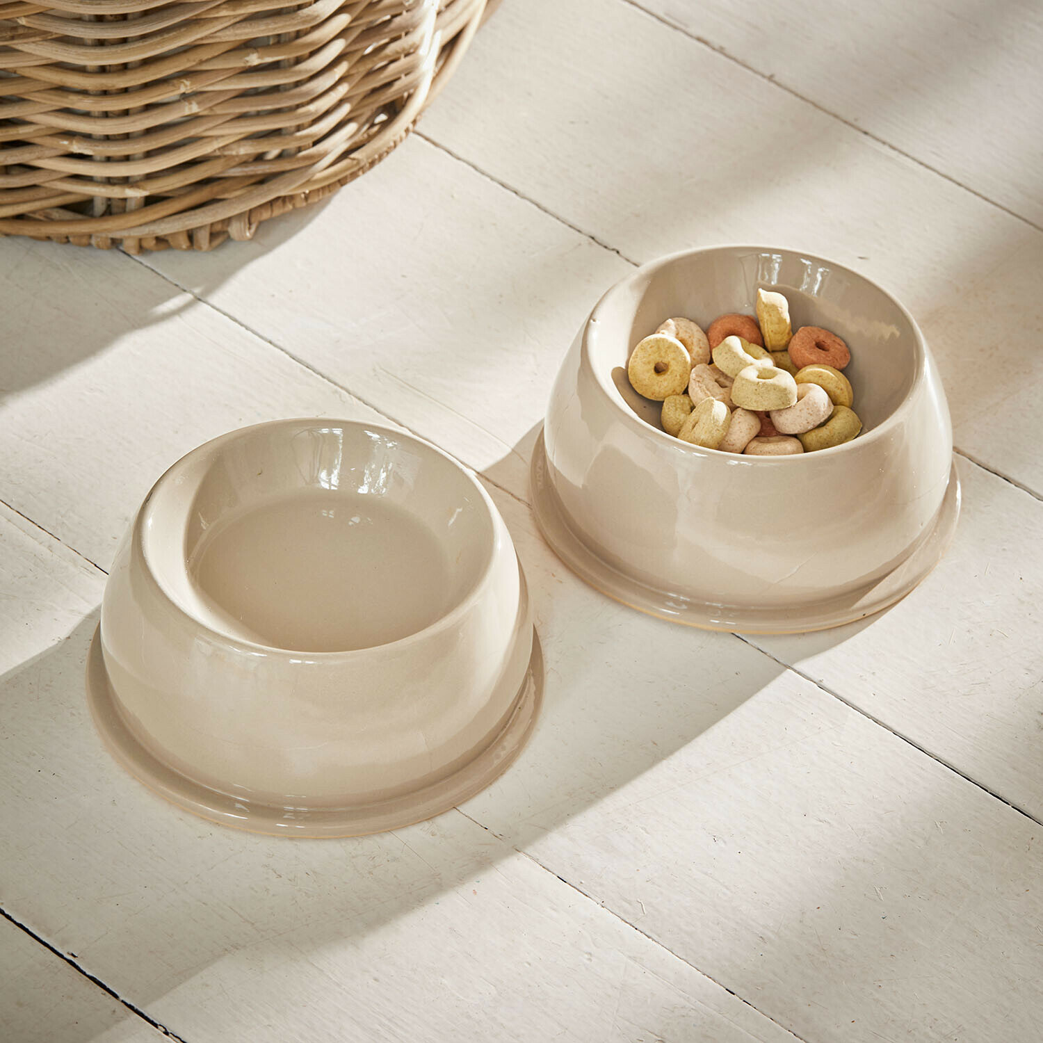 Voerbakje set van 2 Kireva Beige keramische dierenkommen voor voer en water op lichte vloer met snacks