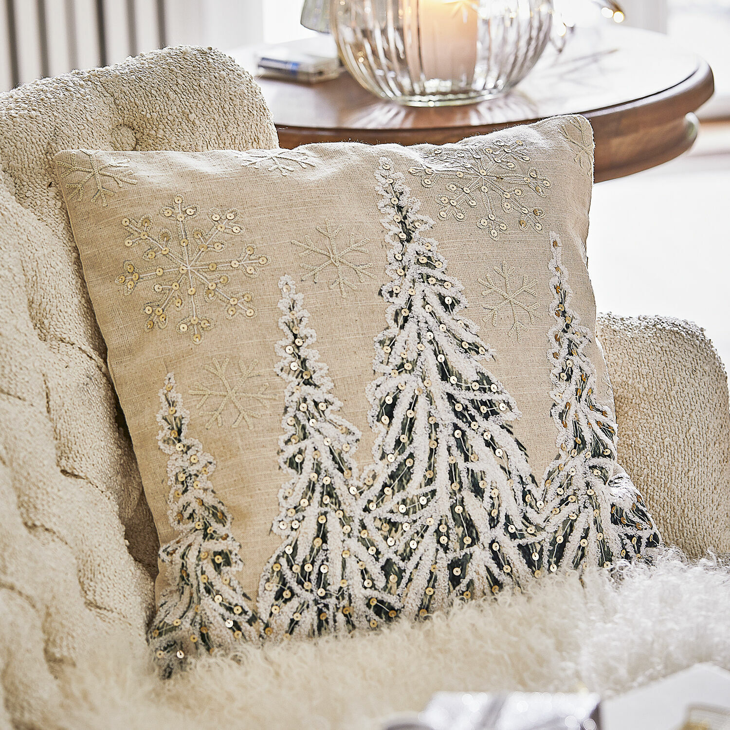 Kussenhoes Cartagne Beige linnen kussen met geborduurde kerstbomen en sneeuwvlokken, feestelijke woondecoratie