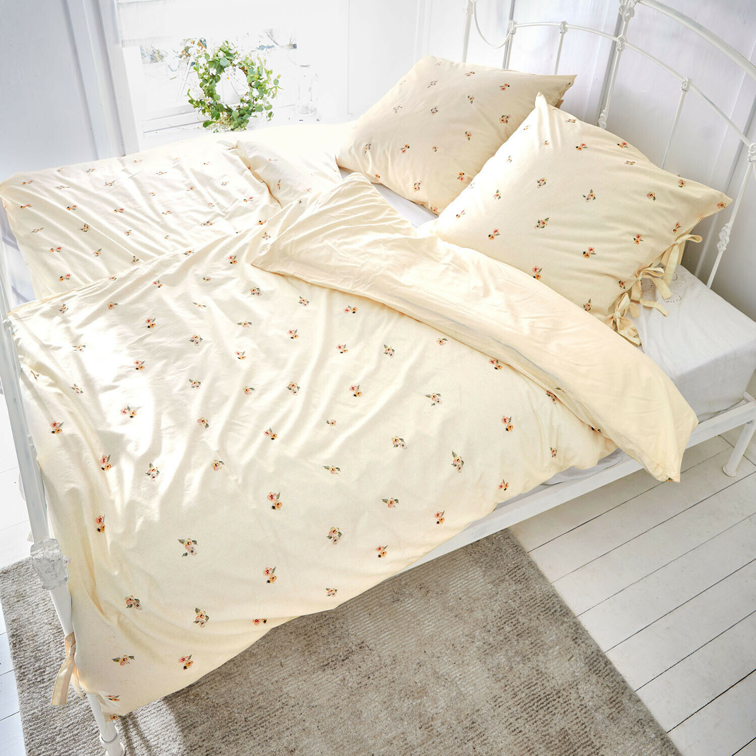 Katoenen beddengoed in crèmekleur met subtiel bloemenpatroon, zacht en comfortabel voor slaapkamer