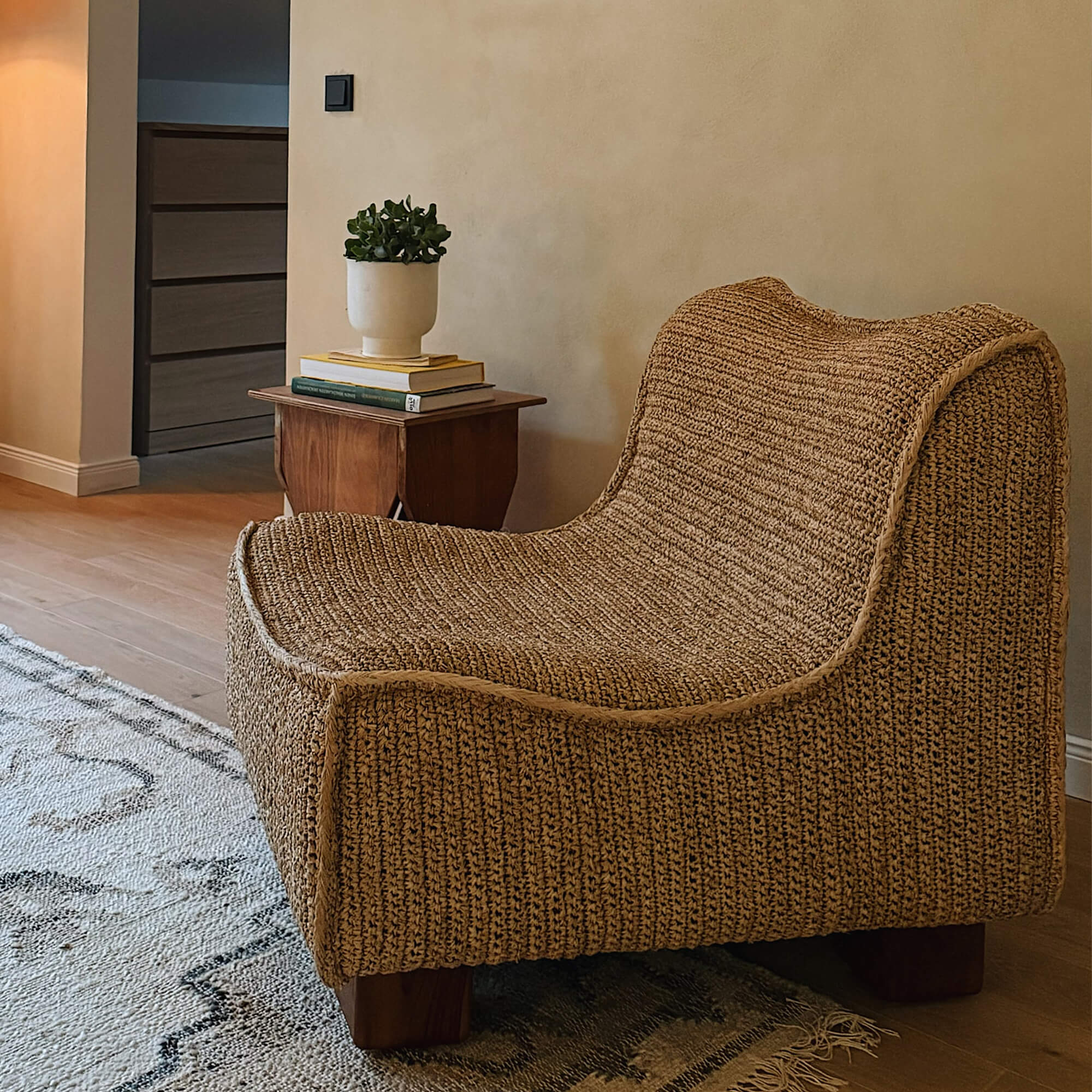 Beige stoel van gevlochten materiaal met houten poten, moderne en comfortabele woonkamerstoel