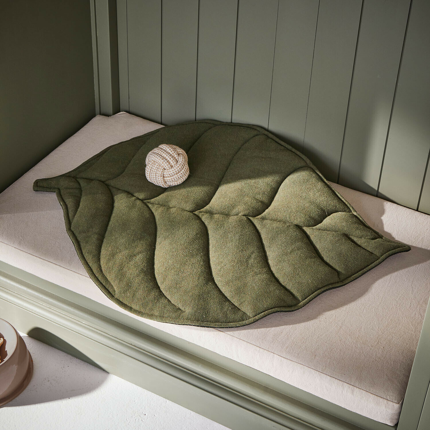 Huisdierenmat Keirena Groene mat in bladvorm van zacht materiaal op licht kussen, decoratief en comfortabel