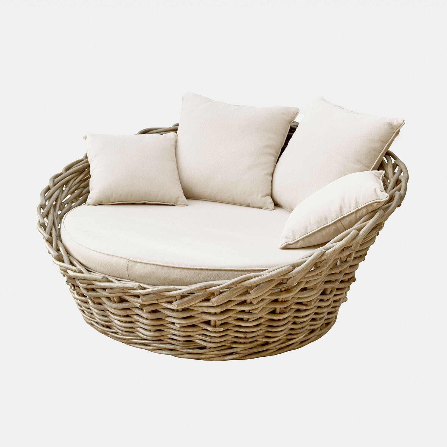 Ronde rotan fauteuil met crèmekleurige kussens en zacht zitkussen voor comfortabel zitten