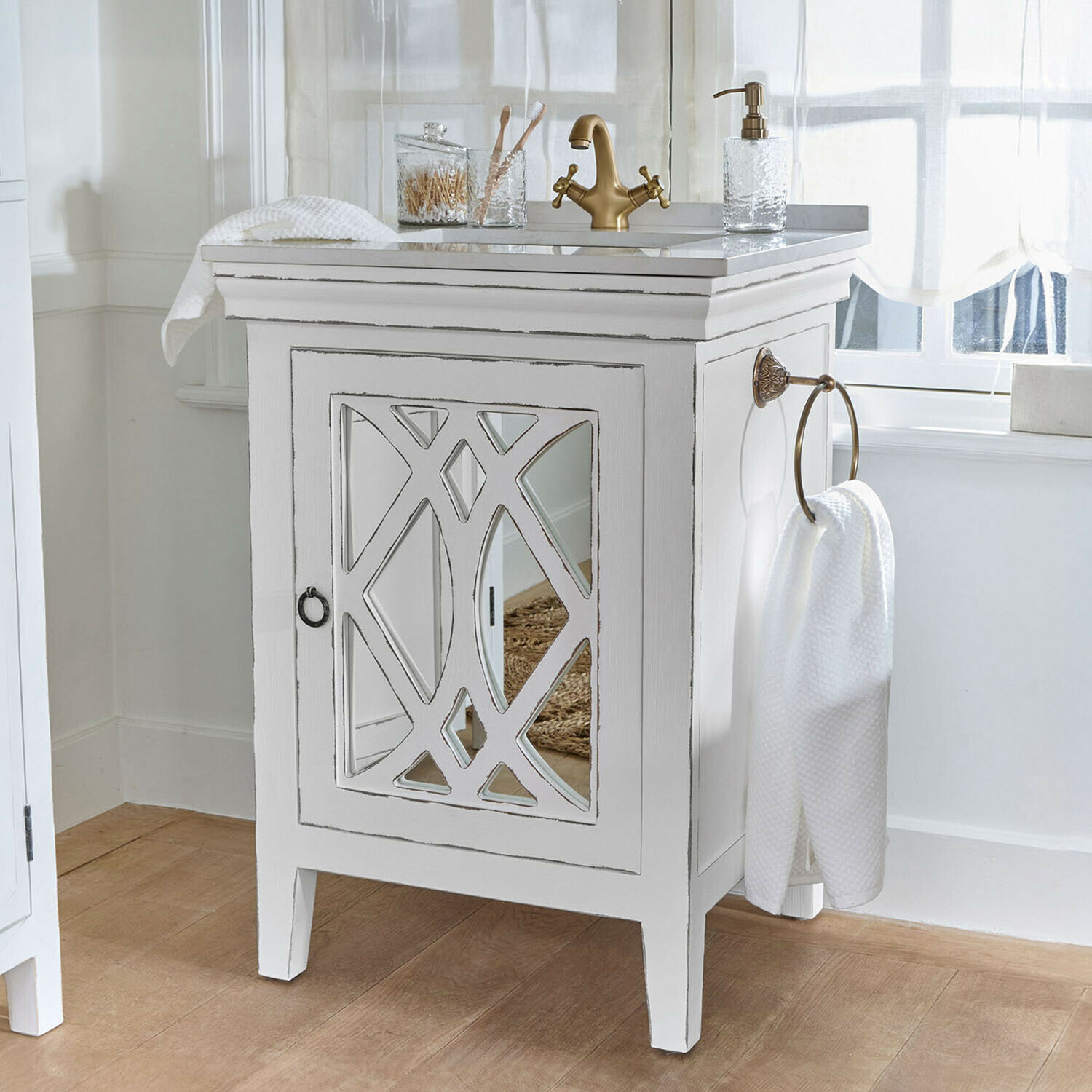 Witte houten badkamerkast met spiegel en messing kraan, vintage stijl, badkameraccessoires