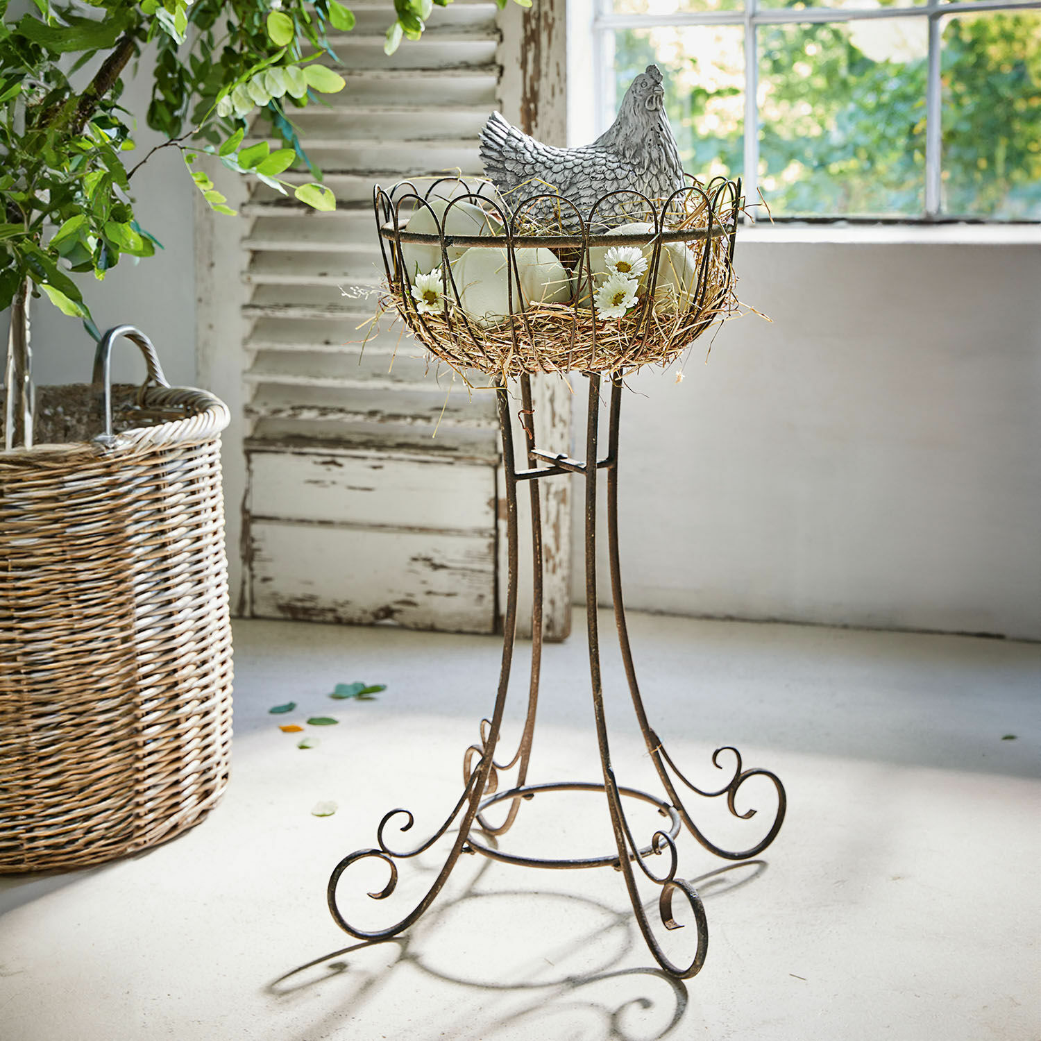 Metalen vintage standaard met decoratieve mand, kip en nep-eieren voor interieurdecoratie