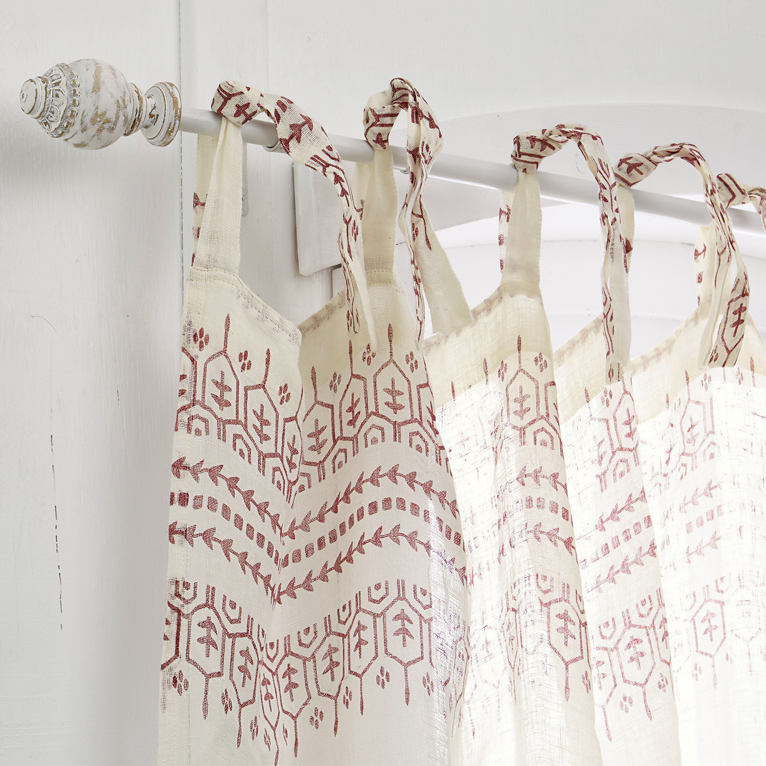 Gordijnroede Trangé Katoenen gordijn in crème met rood geometrisch patroon en lussen om op te hangen