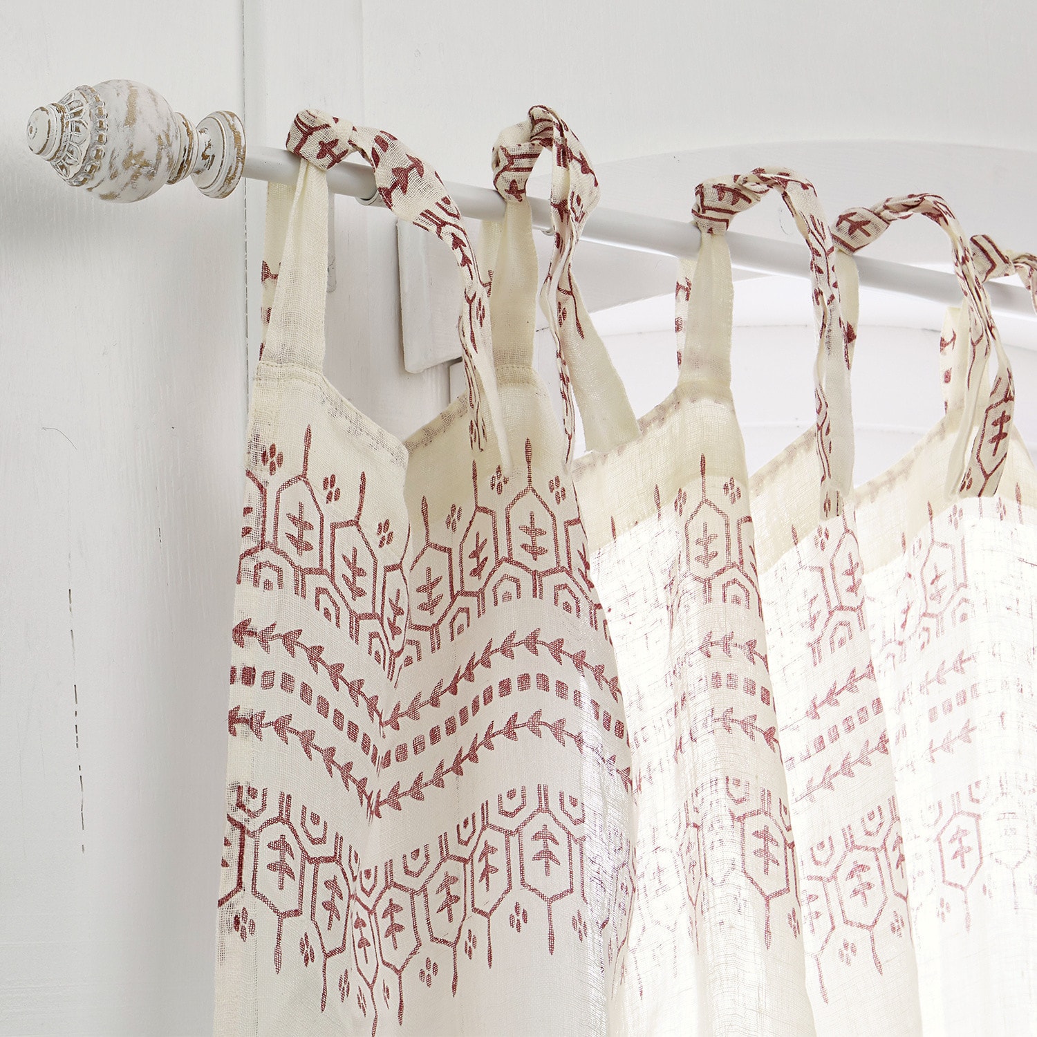 Gordijnroede Trangé Katoenen gordijn in crème met rood geometrisch patroon en lussen om op te hangen