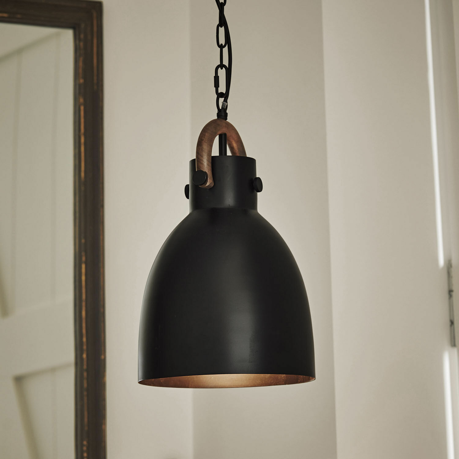 Zwarte metalen hanglamp met houten handvat, modern interieurverlichtingsontwerp