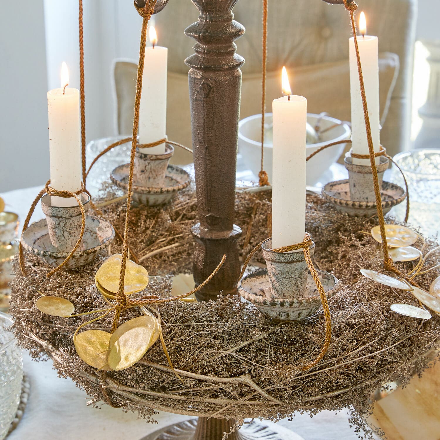 Kaarsenhouder met pin set van 4 Eldwick Decoratieve kandelaar van natuurlijke takken met witte kaarsen en gouden versieringen