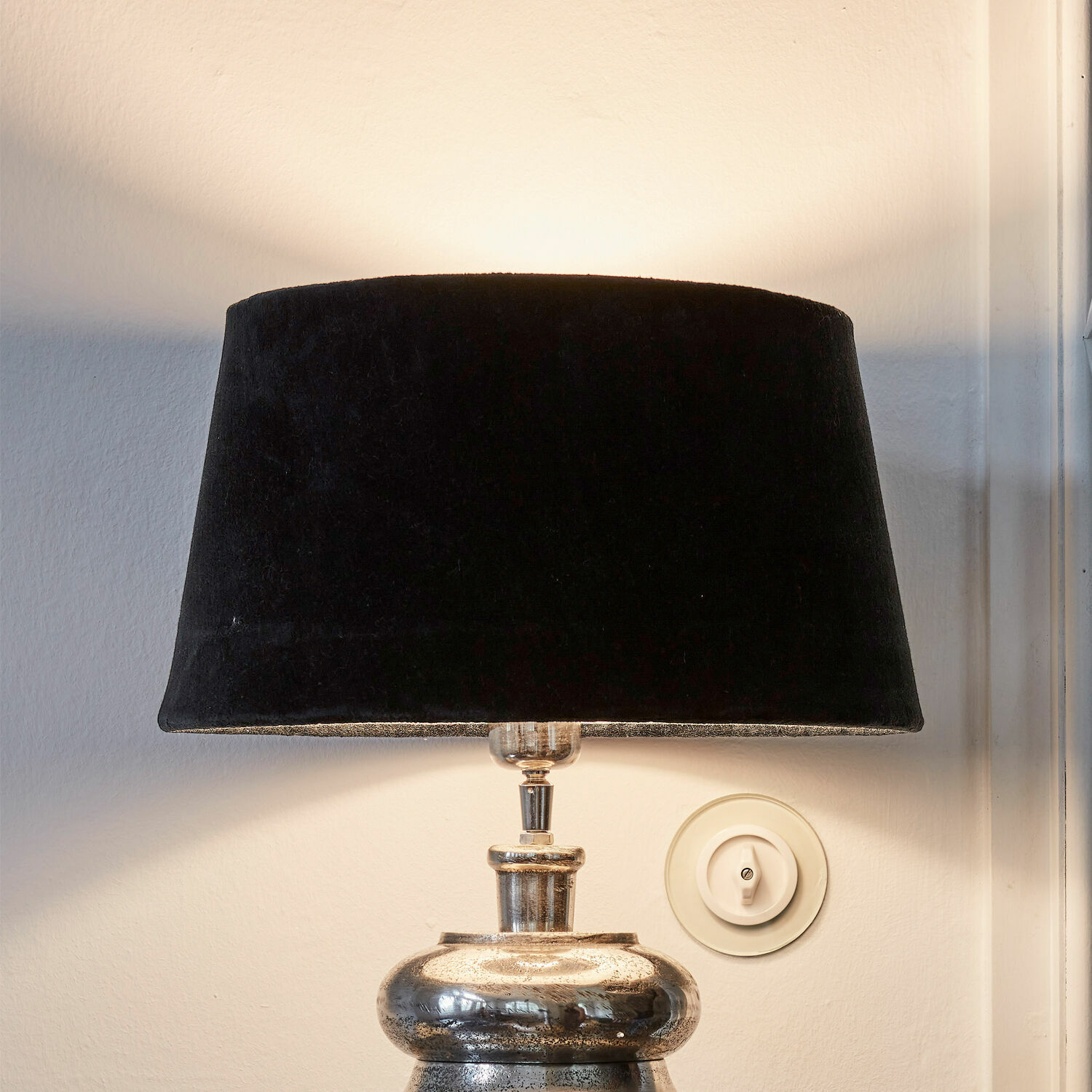 Lampenkap Anfor Tafellamp met zwarte fluwelen kap en zilveren voet, elegante woondecoratie