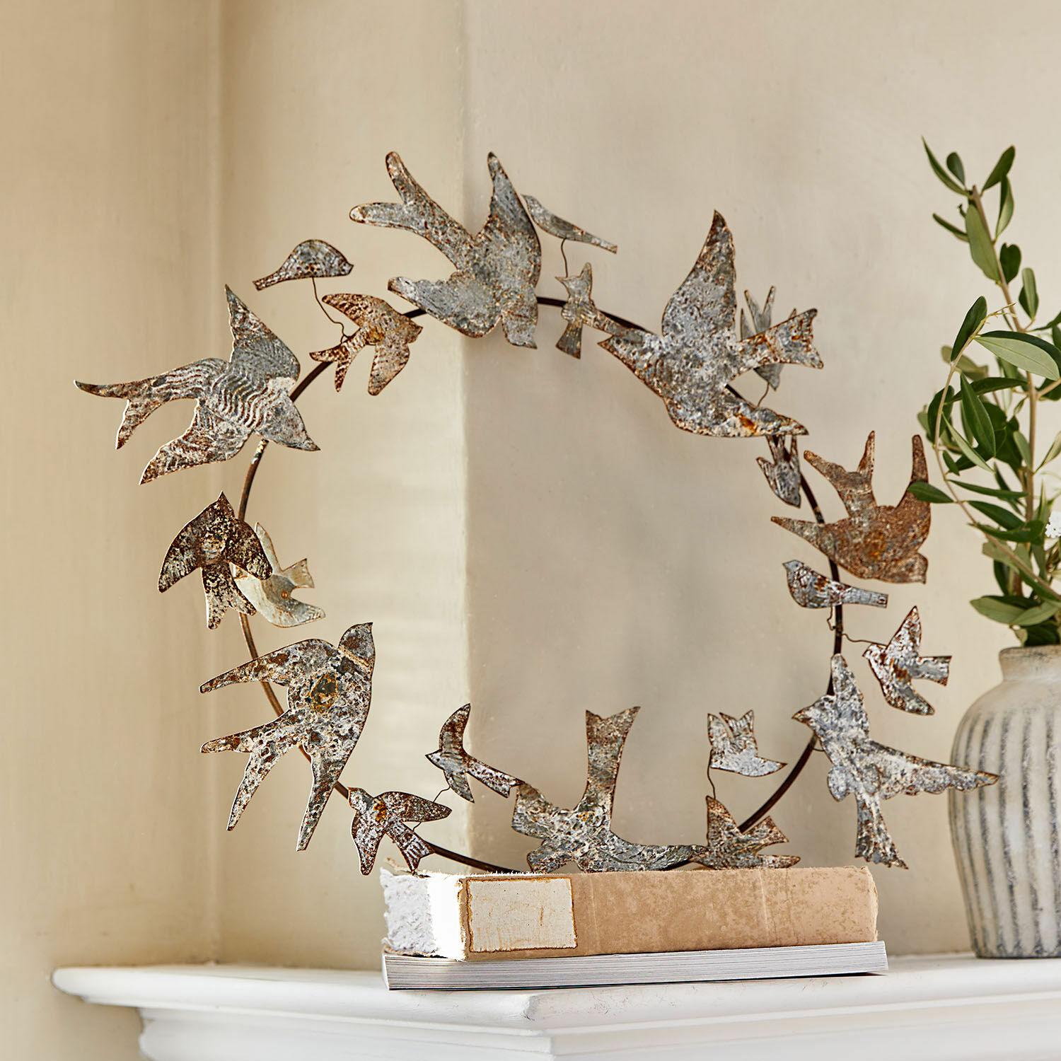 Krans Lucin Metalen decoratie met vogels op ronde lijst in rustieke stijl op plank