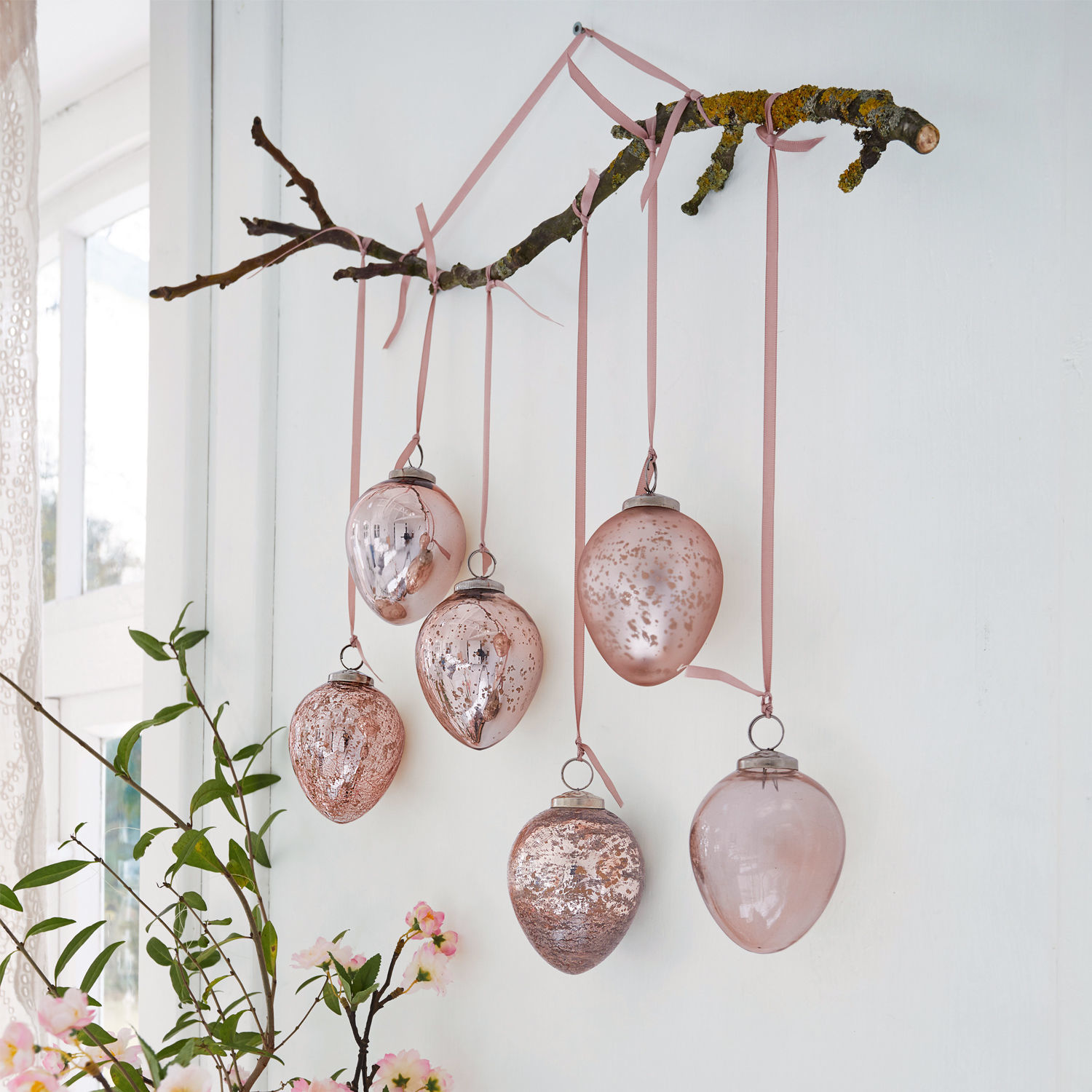 Paasei set van 6 Cataleya Set roze glazen ornamenten hangend aan een tak met roze linten voor wanddecoratie