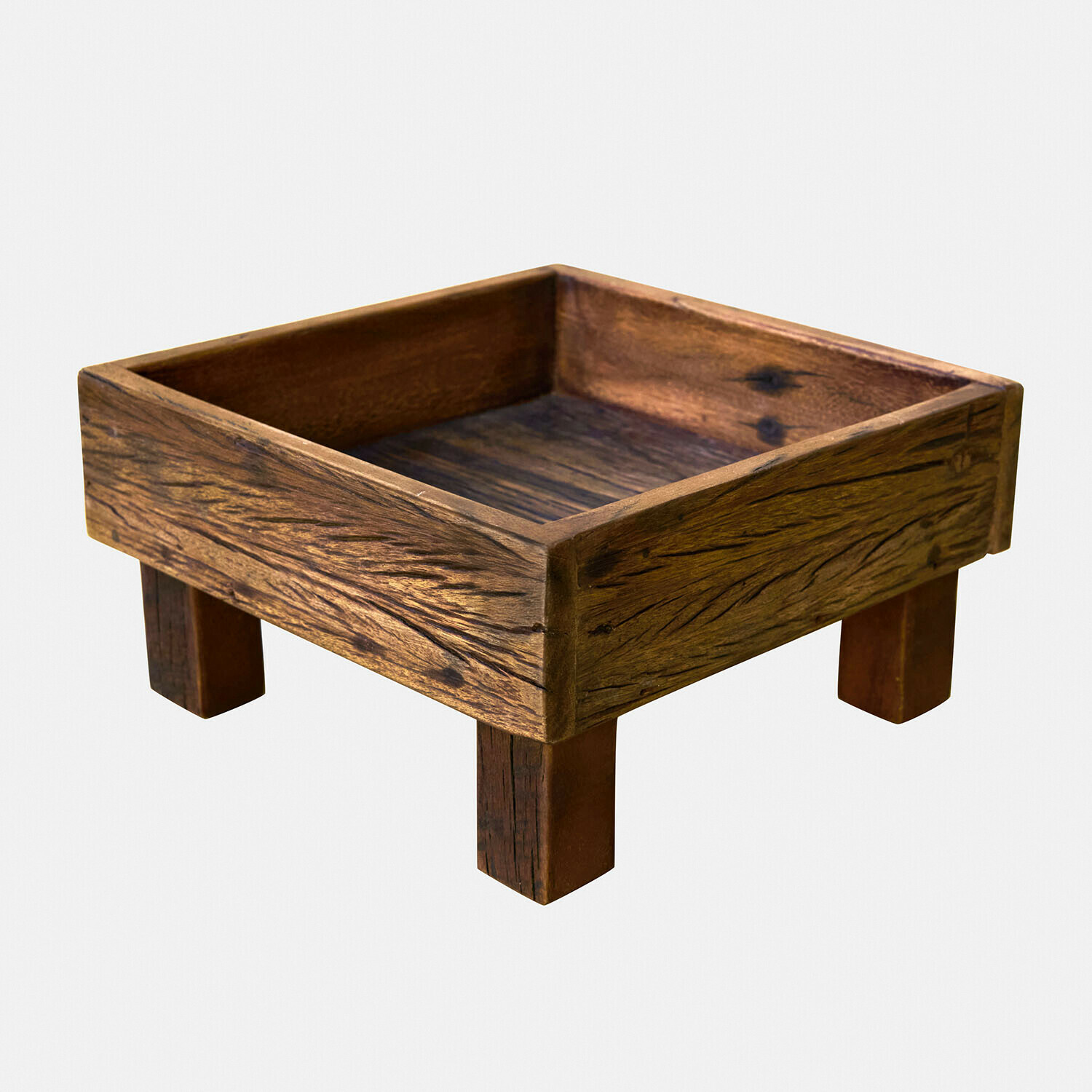 Vierkante houten schaal in natuurlijke bruine kleur met poten, geschikt voor decoratie en opslag