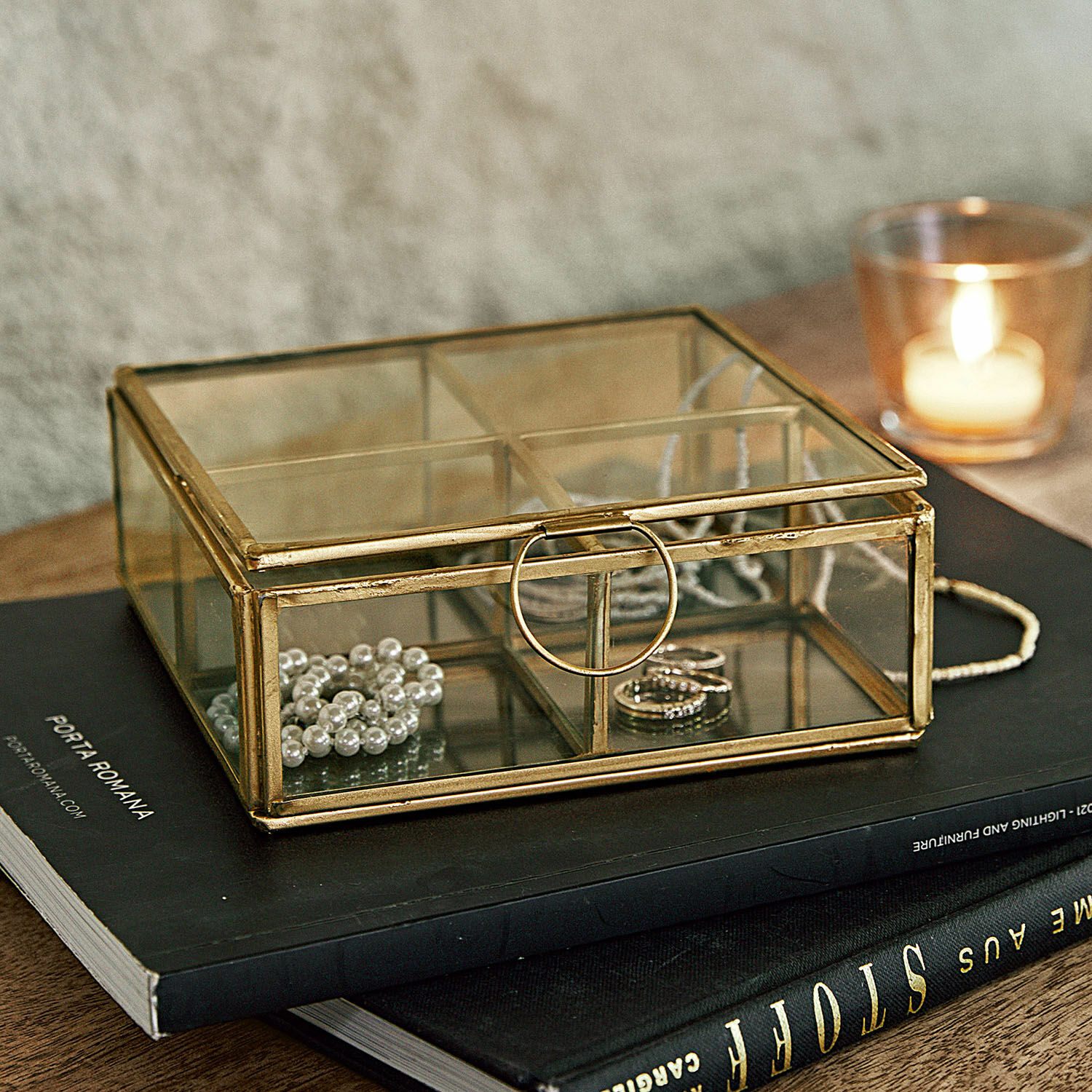 Glazen sieradendoos met gouden metalen frame en vier vakken voor kleine accessoires