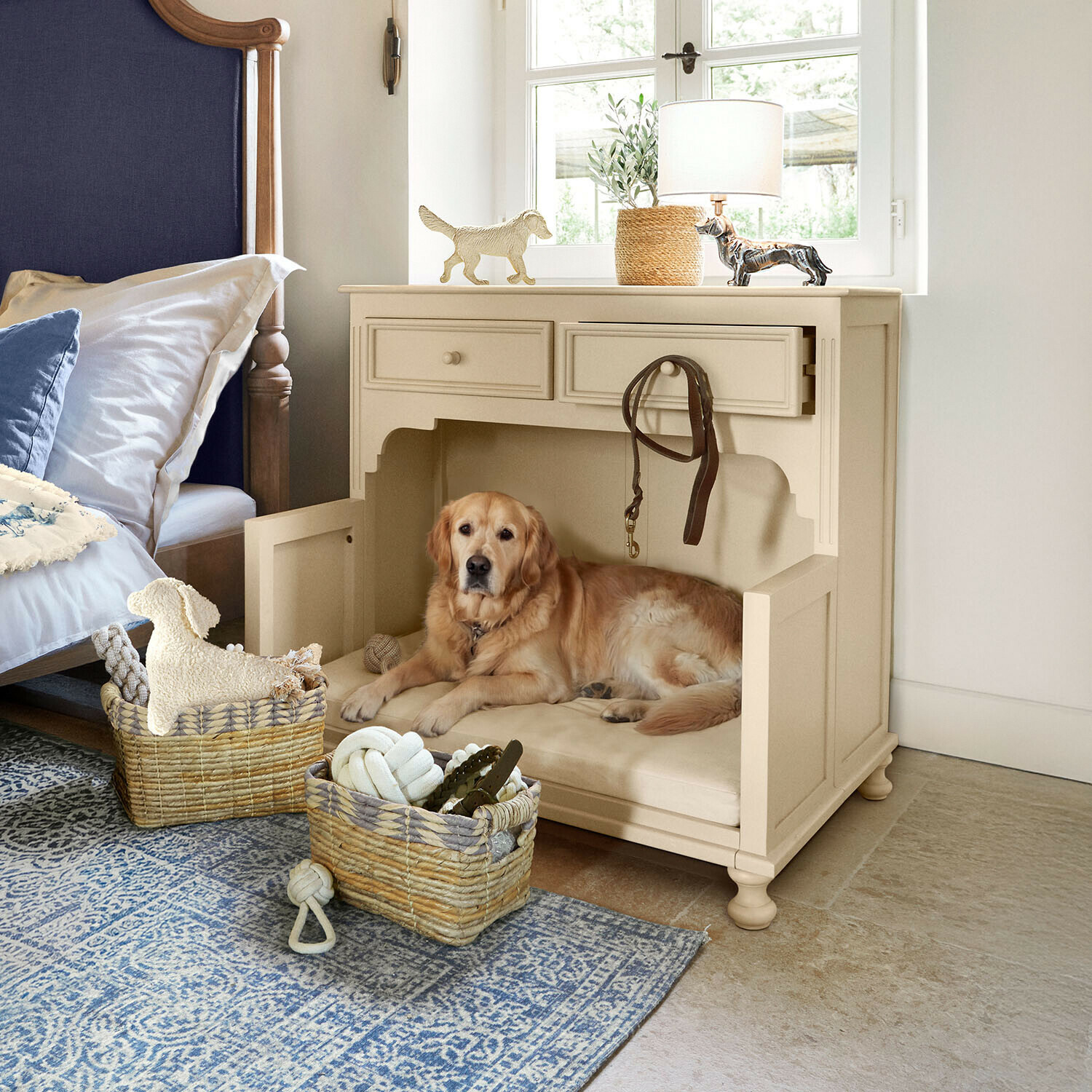 Beige houten hondenhok met kussen en leren riem, Golden Retriever in slaapkamer