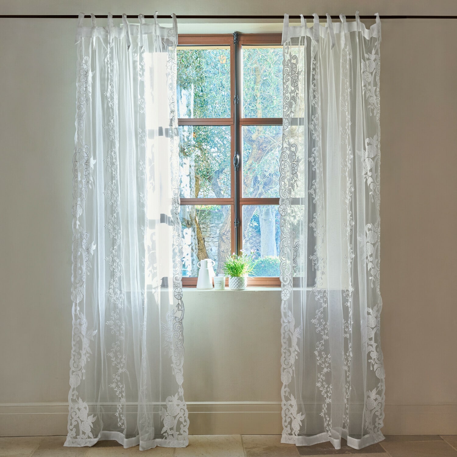 Gordijn Élourette Transparante witte vitrage met geborduurd bloemenpatroon aan raam, elegante interieurdecoratie
