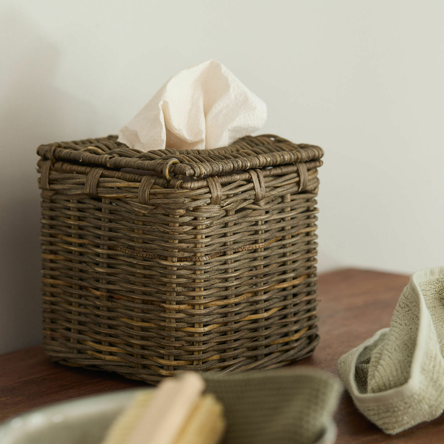 Tissuebox Livry Vierkante bruine rieten tissuehouder op houten tafel