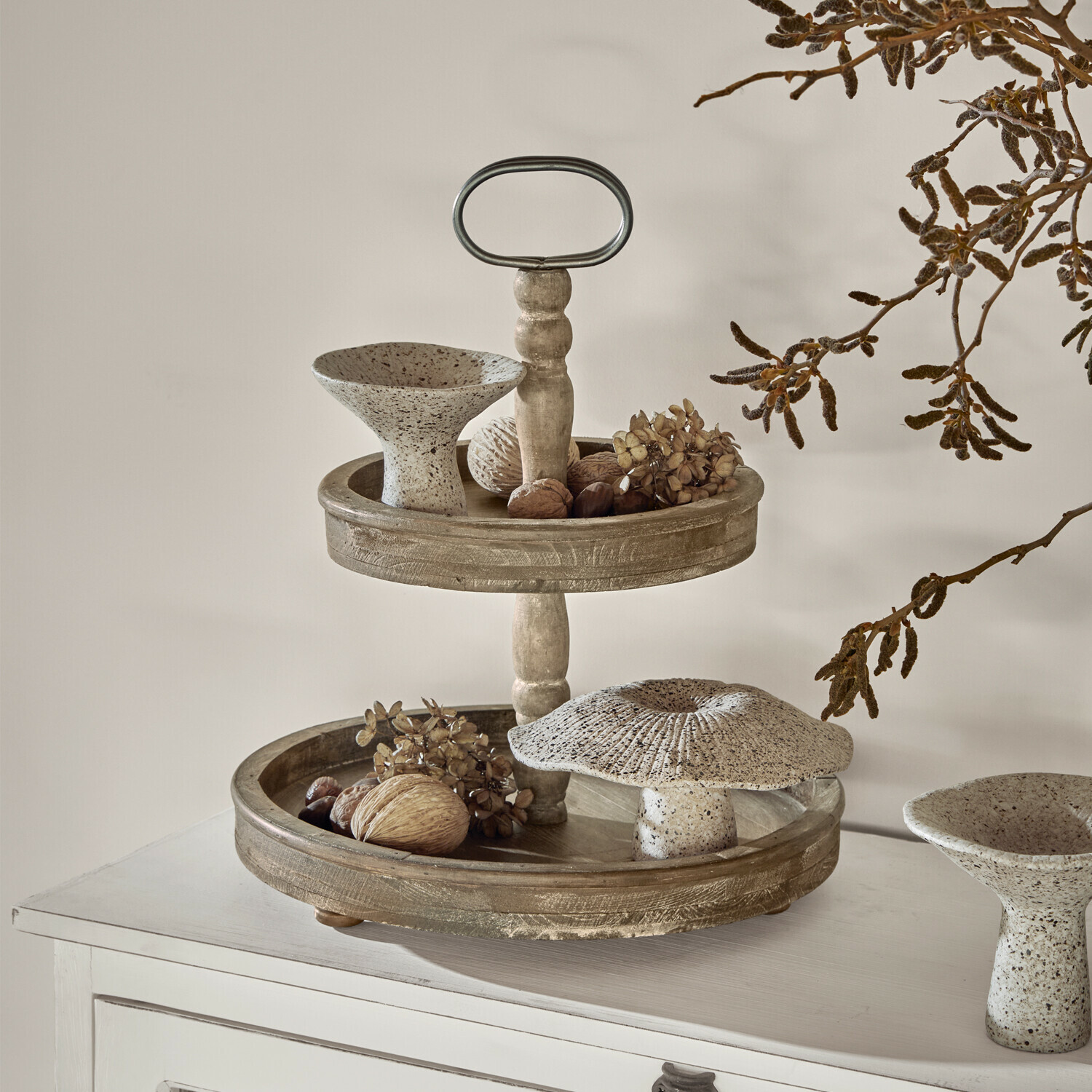 Etagère Amboise Houten etagère met twee niveaus en handvat, versierd met natuurlijke noten en beige keramische decoraties