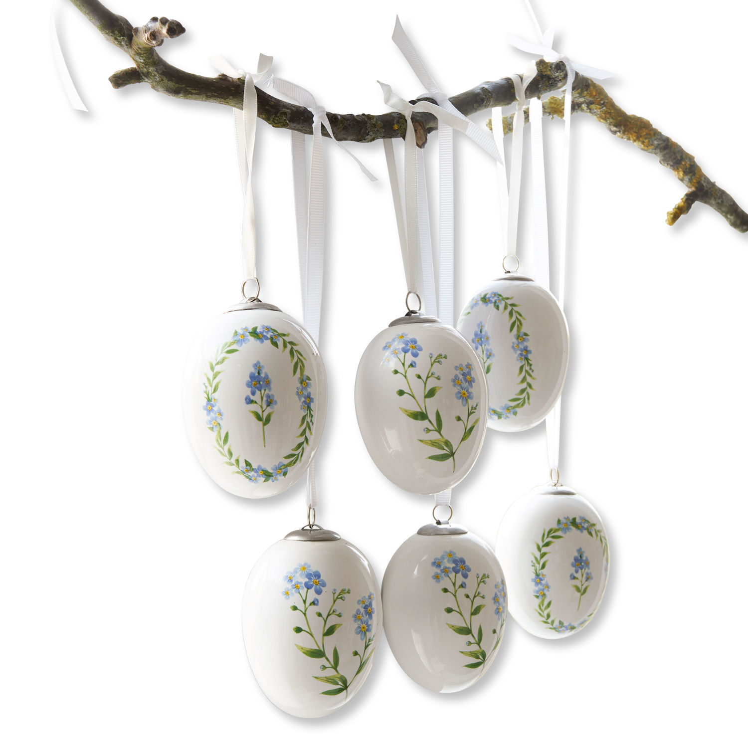 Paasei set van 6 Fierolla Witte keramische eieren met blauwe bloemen aan linten, lentebloemdecoratie om op te hangen