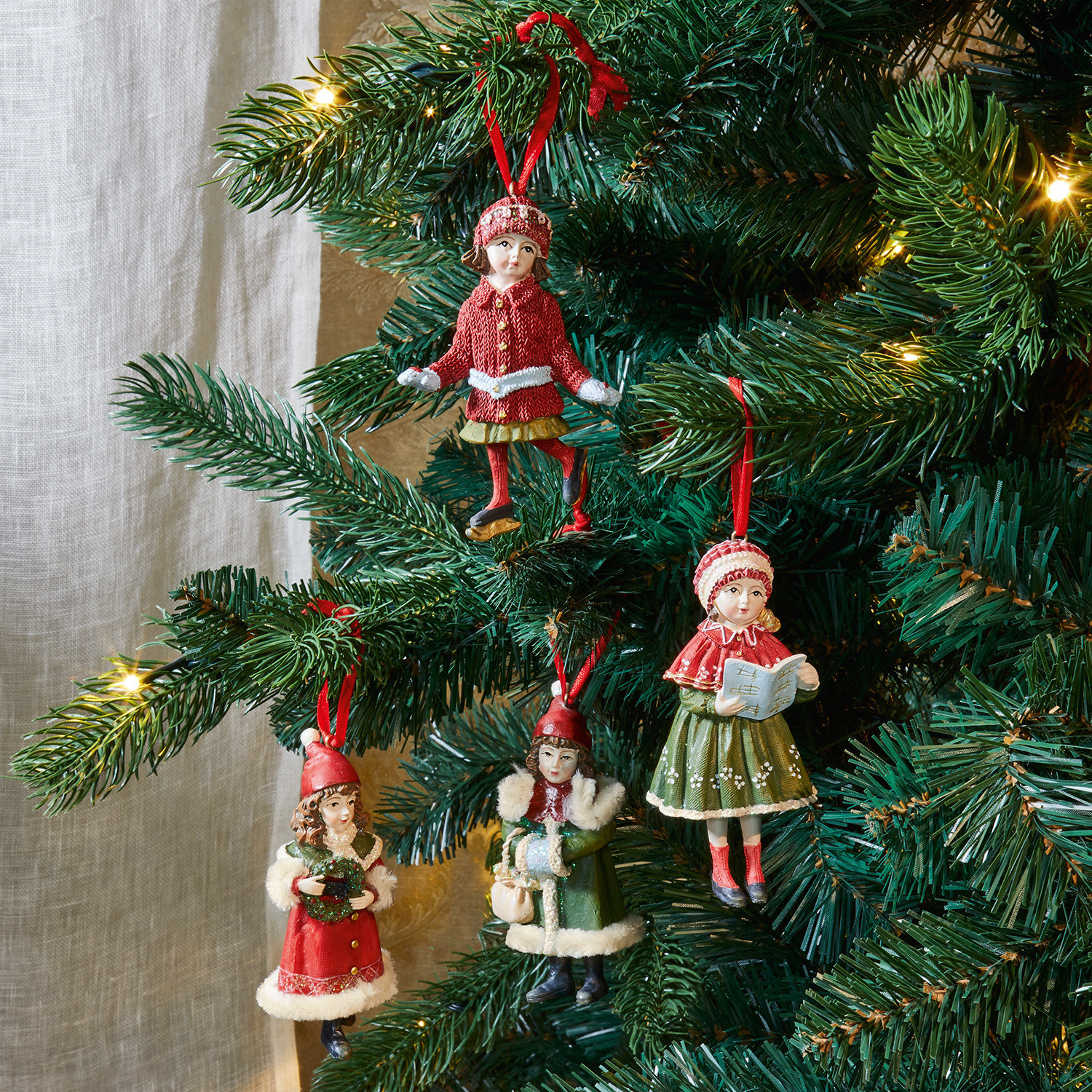 Hanger, set van 4 Nostalgic Set van vier kerstboomversieringen met figuurtjes van kinderen in rode en groene winterkleding