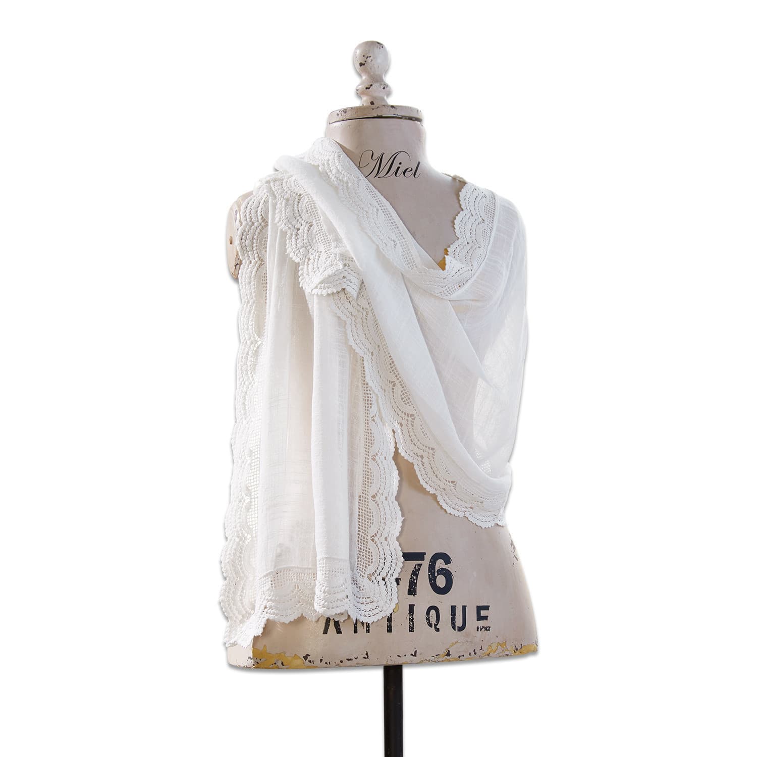 Sjaal Preciosa Witte sjaal van lichte stof met kanten rand op paspop, decoratief kledingaccessoire