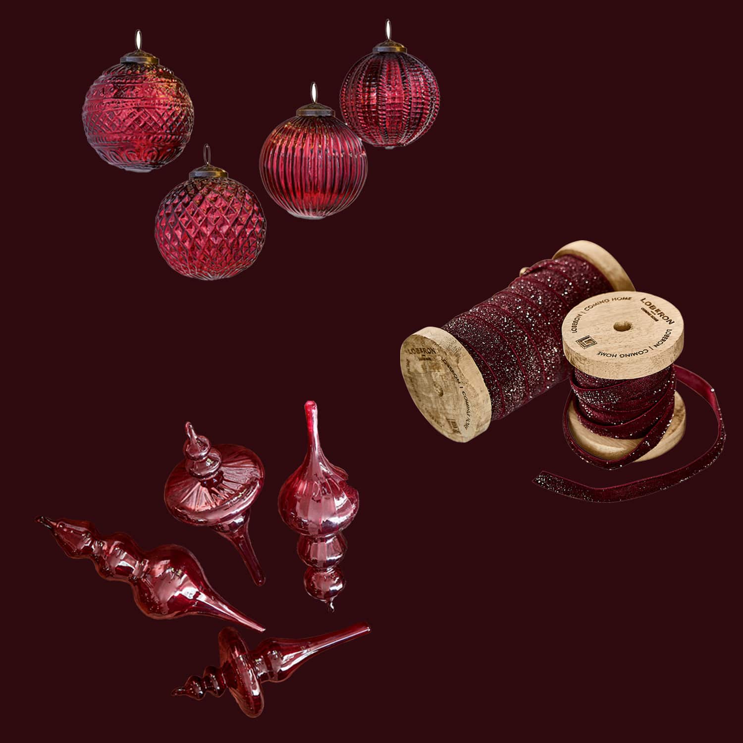 Set van rode glazen kerstballen en puntige decoraties met glinsterend lint op houten spoelen